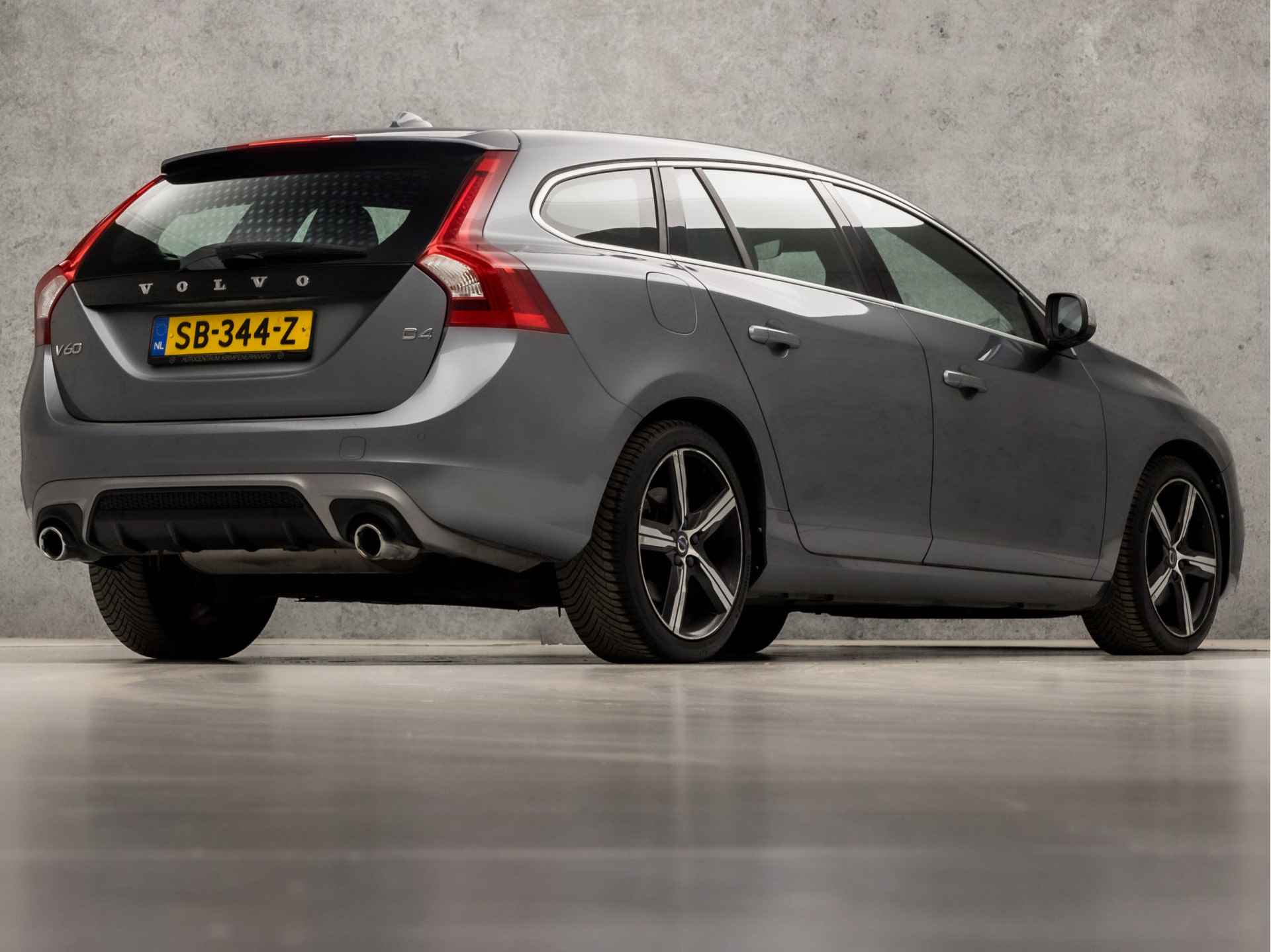 Volvo V60 2.0 D4 R-Design Sport 191Pk (NAVIGATIE, STOELVERWARMING, XENON, LEDER/ALCANTARA, SPORTSTOELEN, CRUISE CONTROL, BLUETOOTH, PARKEERSENSOREN, NIEUWSTAAT) - 5/33