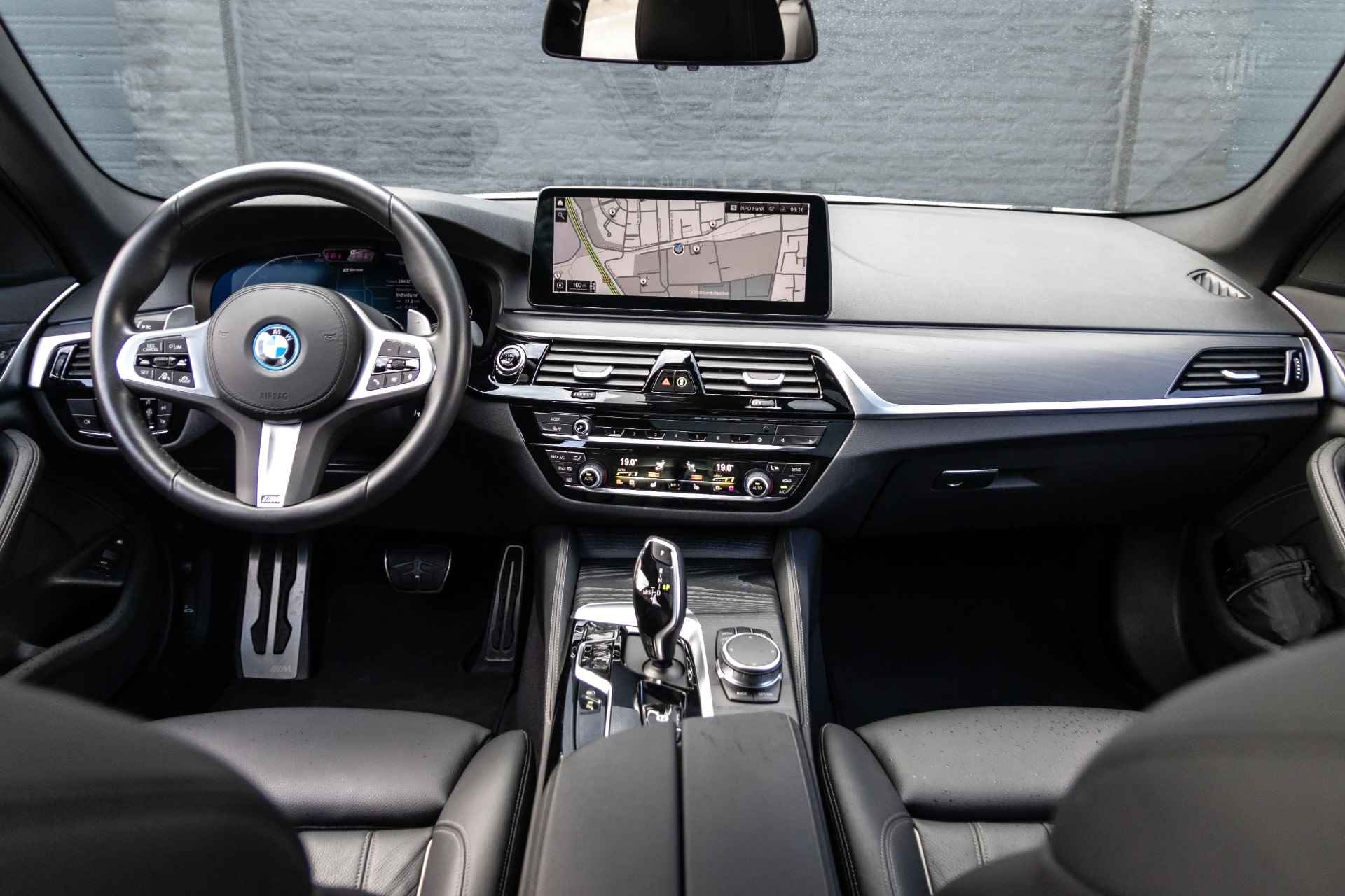 BMW 5 Serie Touring 530e M-sport Hybride | Panodak | Head-Up | Driving Ass. Pro | Laserlight | DAB | Fabrieksgarantie - 28/41