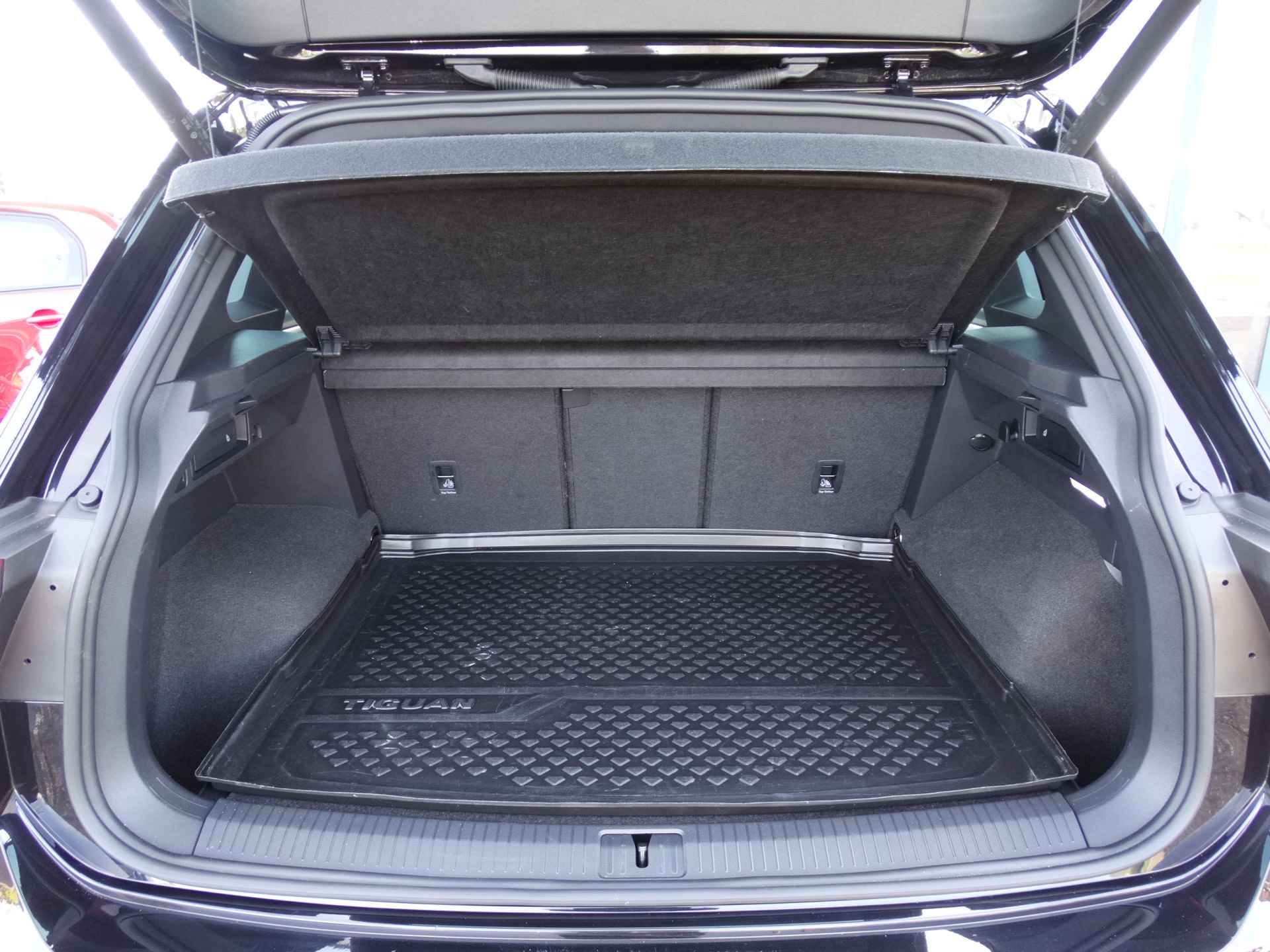 Volkswagen Tiguan 1.5 TSI R-Line Business+ | Trekhaak | Elek. bedienbare achterklep | LED-Matrix | Virtual Cockpit | - 9/33