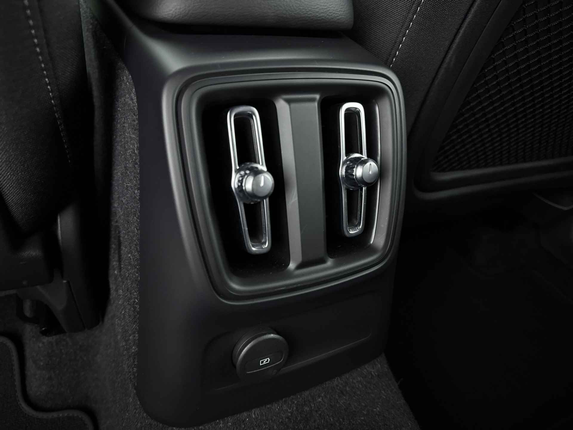 Volvo XC40 T4 Recharge Plus Bright |Navigatie| Blis | Camera | Elektrische stoel met geheugen | H&K Audio | Achterklep Elektrisch | - 26/32