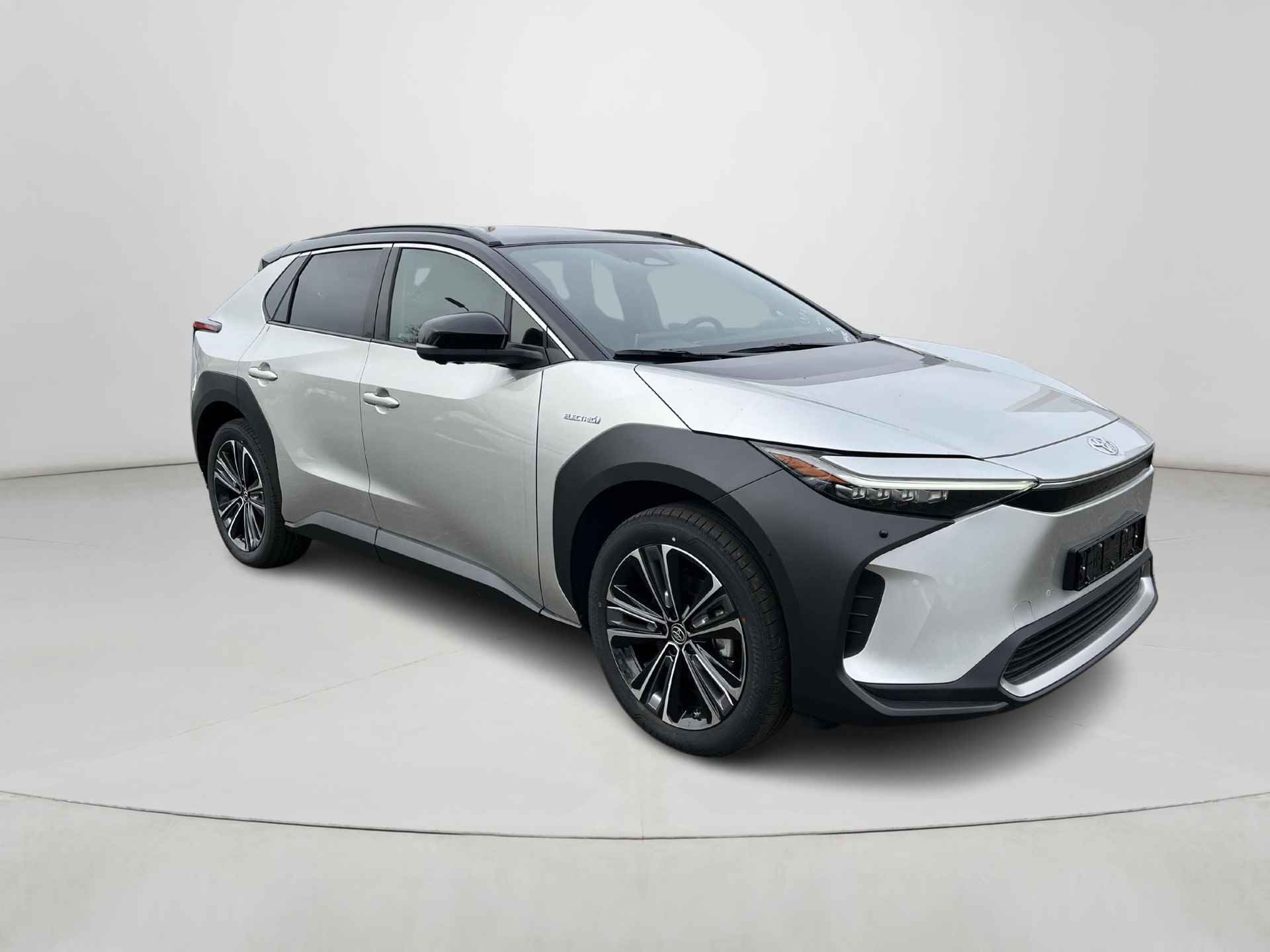 Toyota bZ4X Premium 71 kWh | Precious Silver metallic/ zwart dak| Panoramadak | Nieuw uit voorraad leverbaar | - 8/18