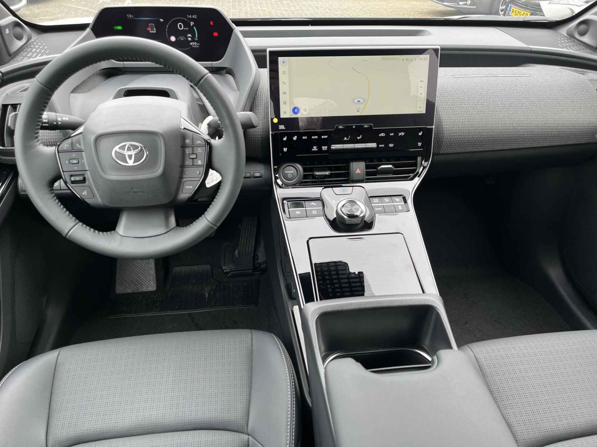Toyota bZ4X Premium 71 kWh | Precious Silver metallic/ zwart dak| Panoramadak | Nieuw uit voorraad leverbaar | - 10/18