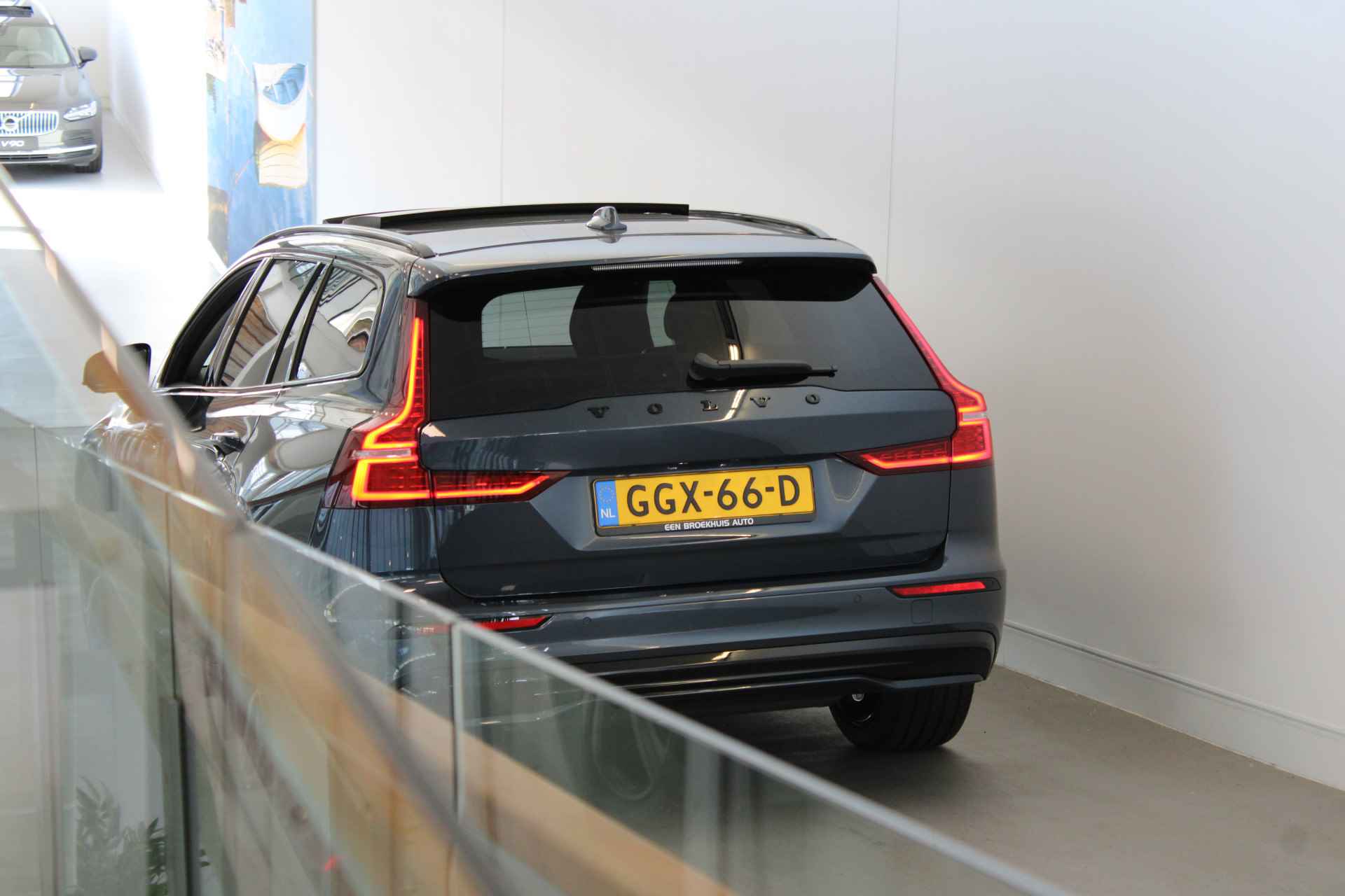 Volvo V60 T6 350PK AWD Ultra Dark | B&W Audio | Massage | Nappa | 19'' | Head Up | Black Pack | 360º view - 70/71