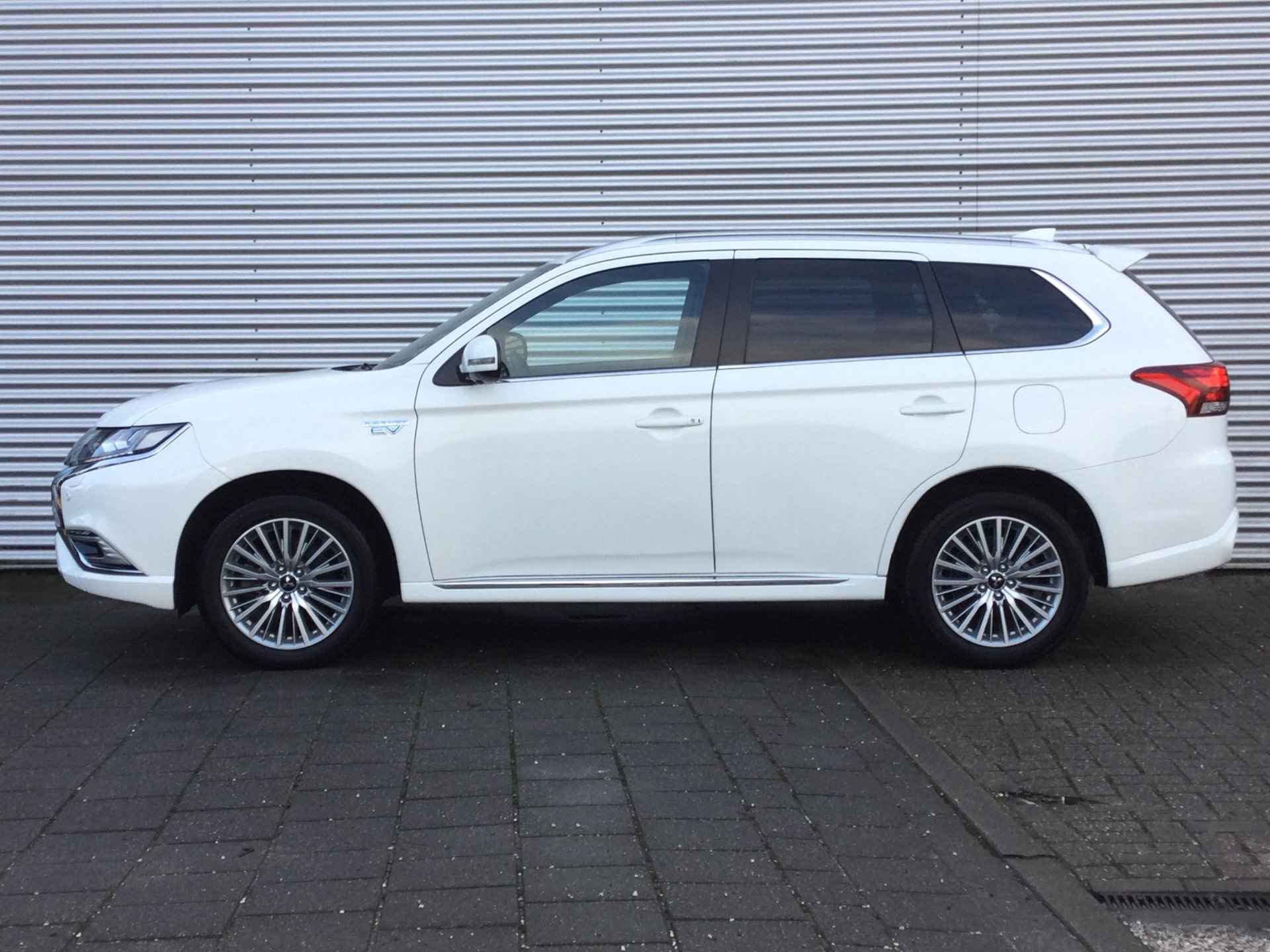 Mitsubishi Outlander 2.4 PHEV S-Edition | Trekhaak | LED | Leder | Set gebr. winterbanden | - 3/32