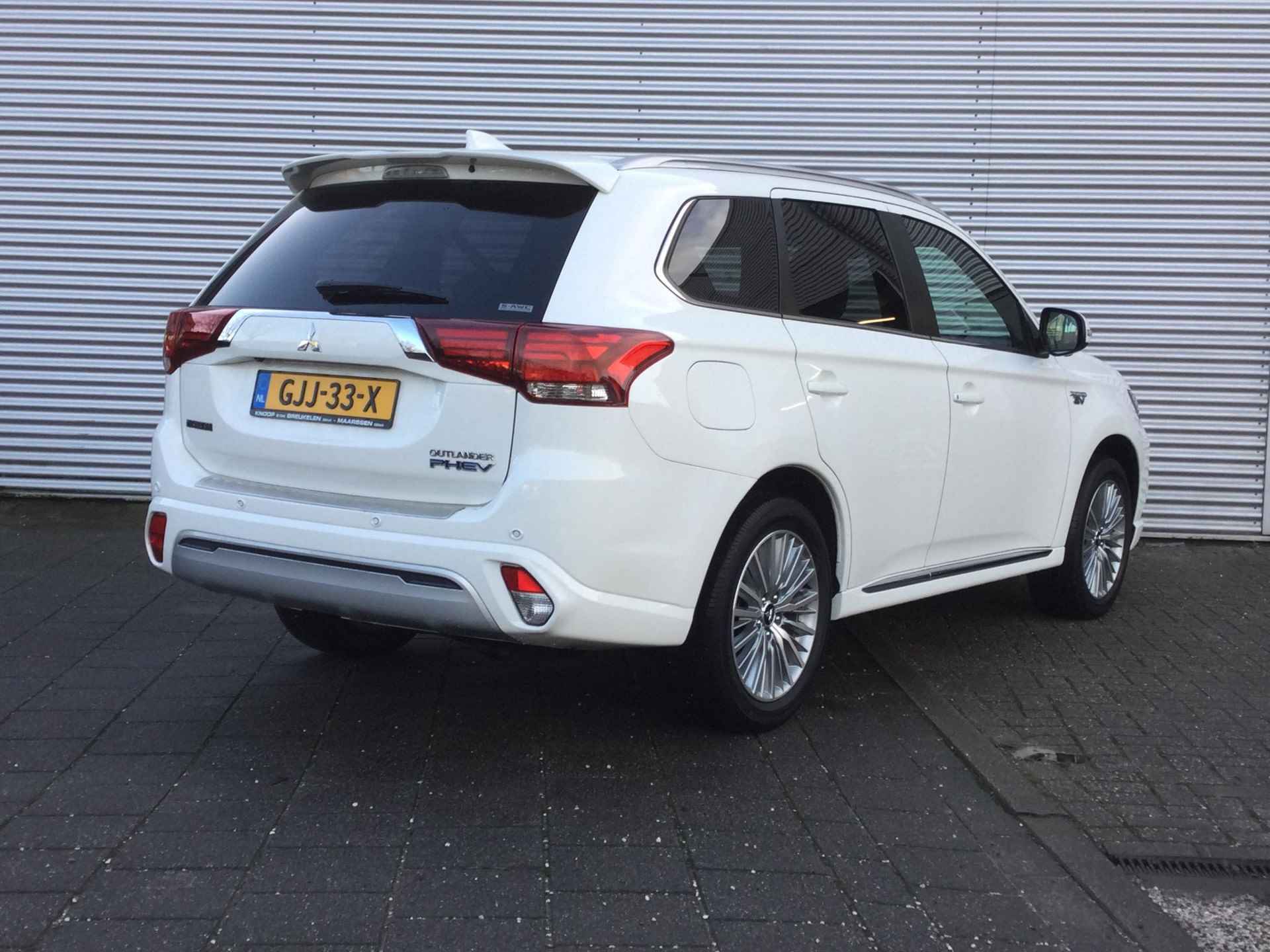 Mitsubishi Outlander 2.4 PHEV S-Edition | Trekhaak | LED | Leder | Set gebr. winterbanden | - 4/32