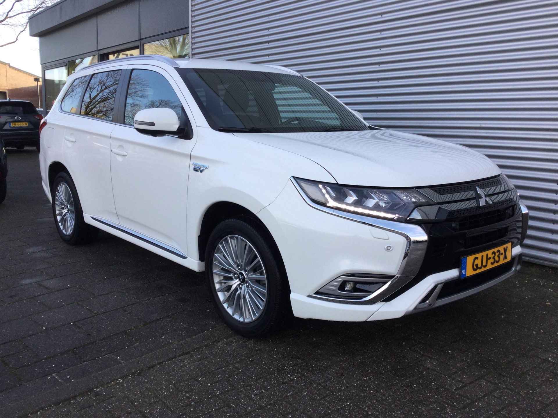 Mitsubishi Outlander 2.4 PHEV S-Edition | Trekhaak | LED | Leder | Set gebr. winterbanden | - 6/32