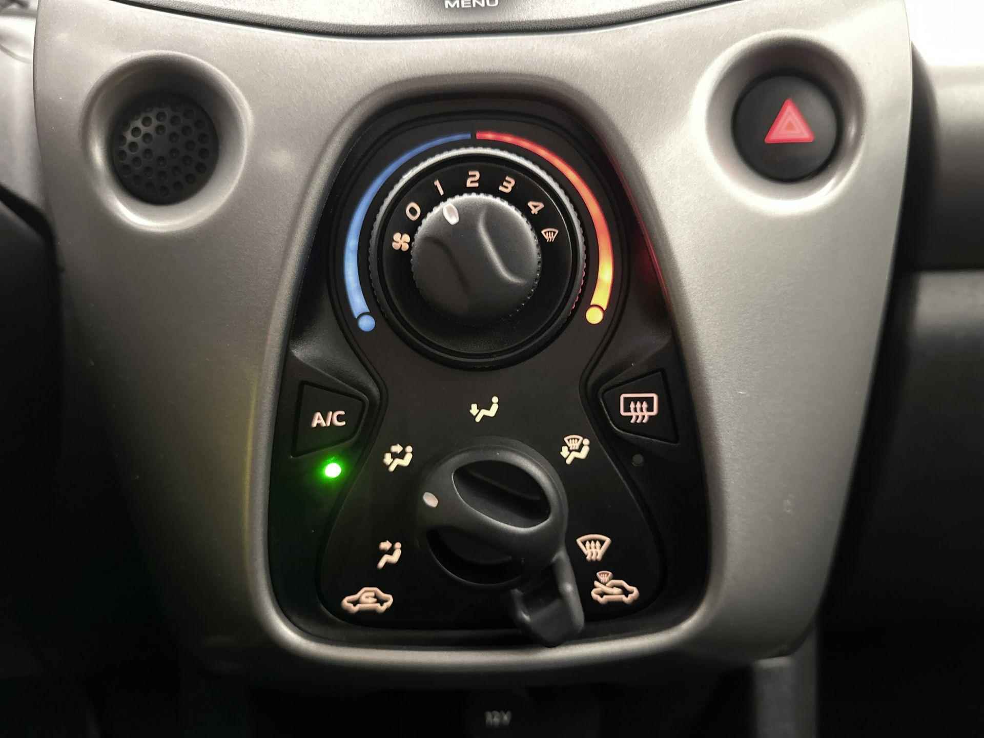 Peugeot 108 Active Pack Premium 68pk Automaat | Airco | Bluetooth | Radio/MP3 speler met stuurbediening | Armsteun | Parkeersensoren | Dealeronderhouden | Zeer lage kilometerstand!! | Zuinig en voordelig autorijden! | - 21/28