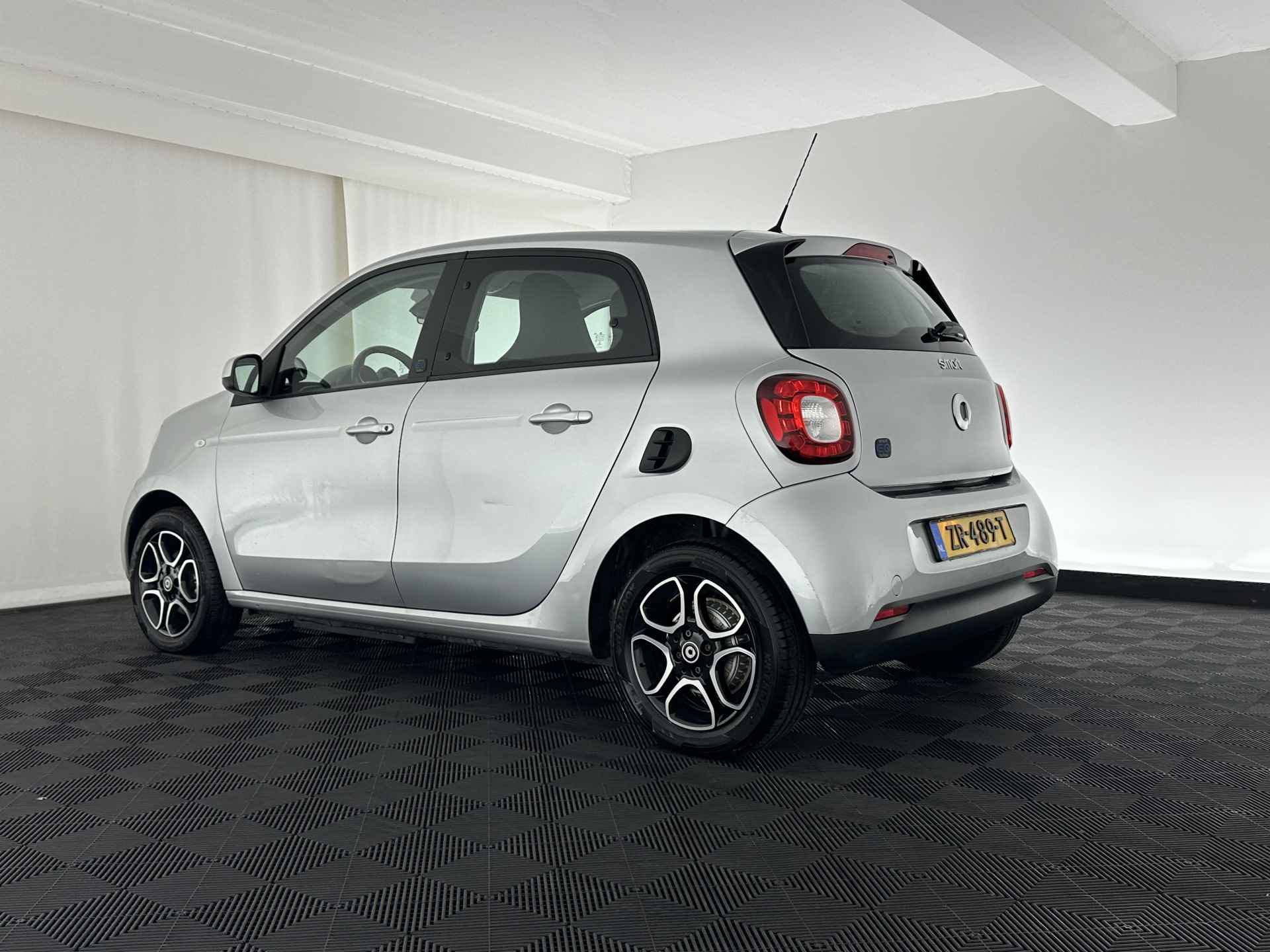 Smart Forfour EQ Business Solution (INCL-BTW) Aut. *NAVI-FULLMAP | VOLLEDER | ECC | CRUISE | COMFORT-SEATS | 15"ALU* - 4/31