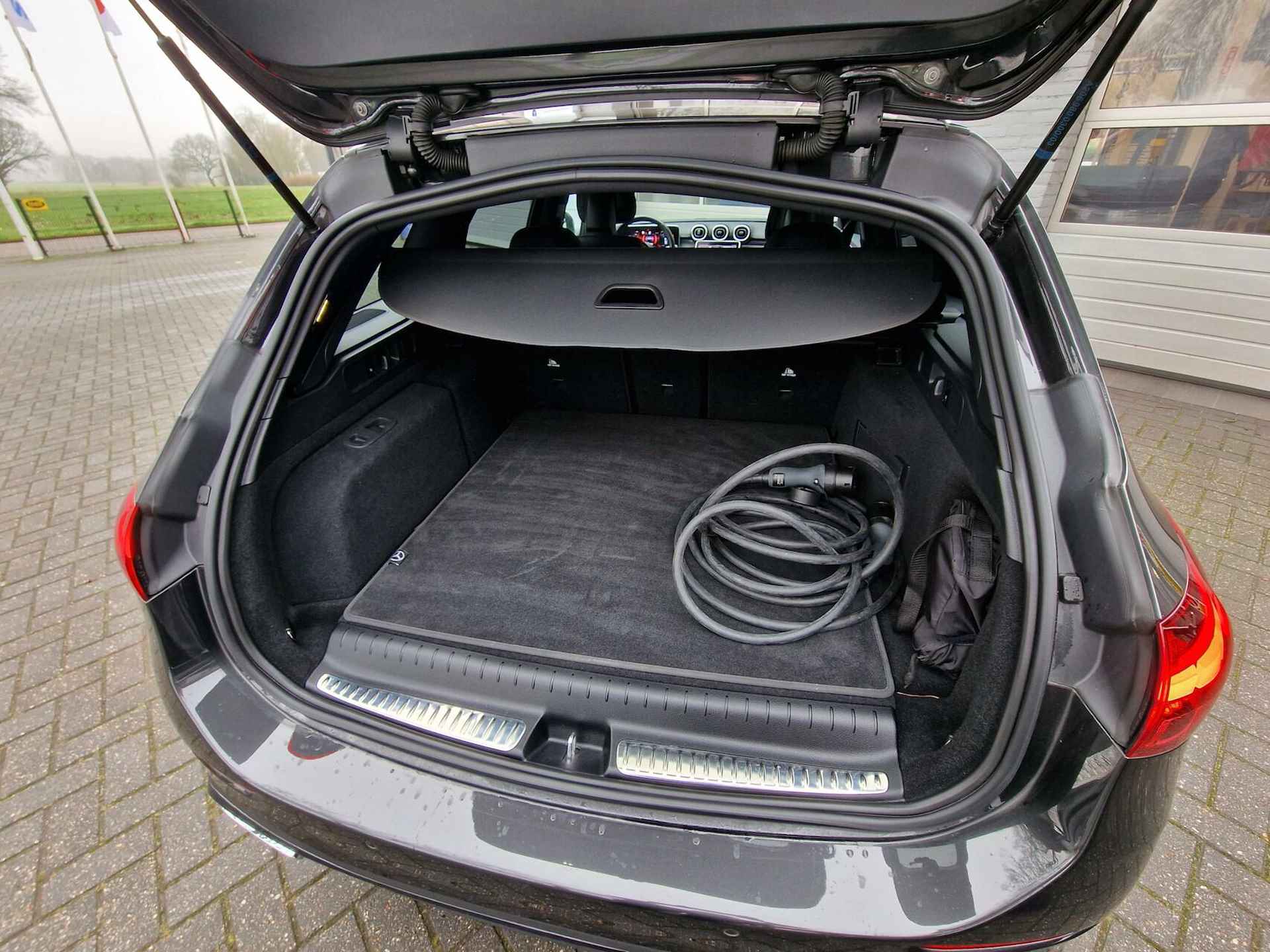 Mercedes C-klasse Estate 300 e AMG Line|Trekhaak|sfeer-verlichting|elect.stoelen|Camera|NL-auto| - 19/23