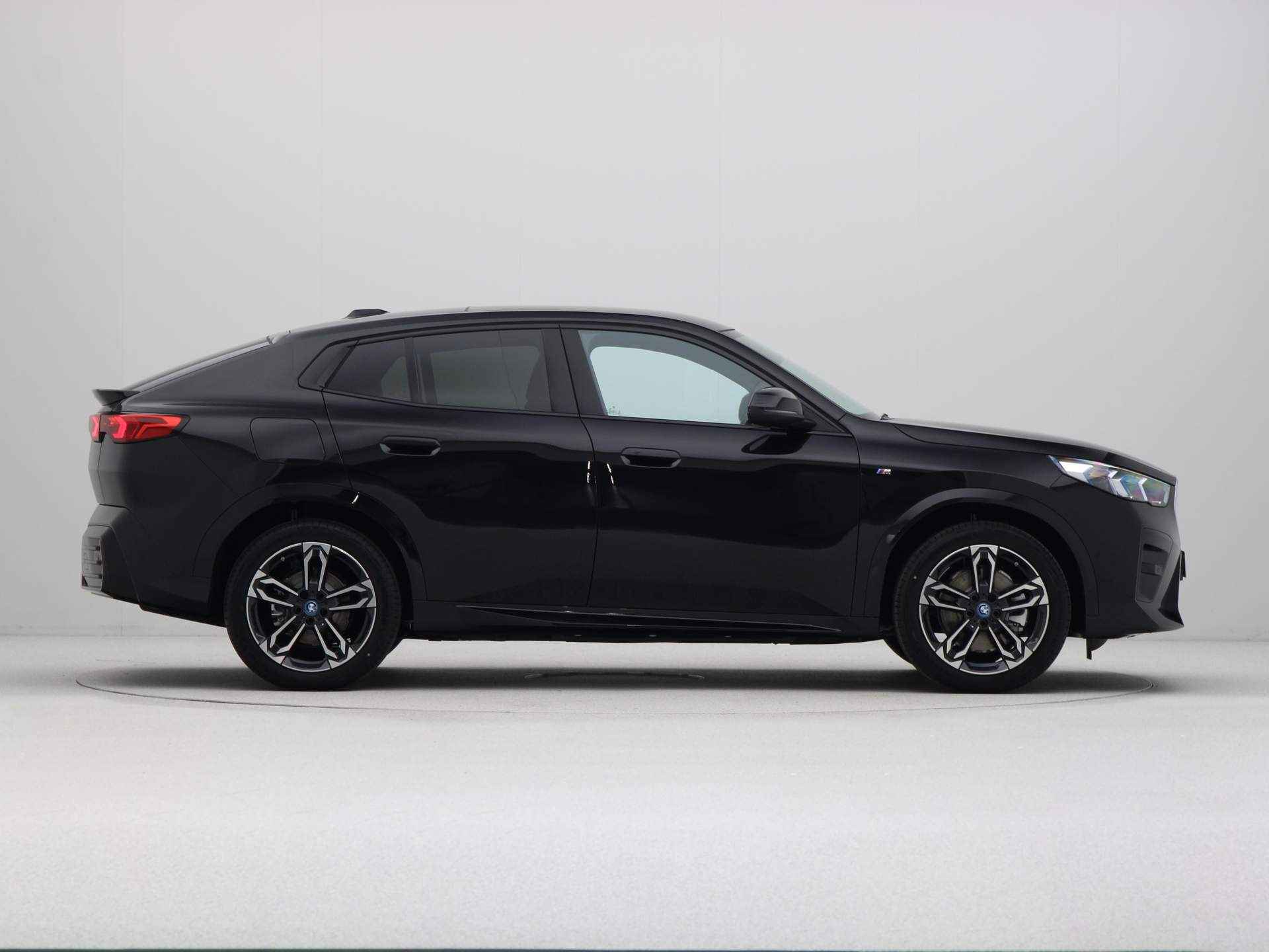 BMW iX2 xDrive30 67kWh - 8/23