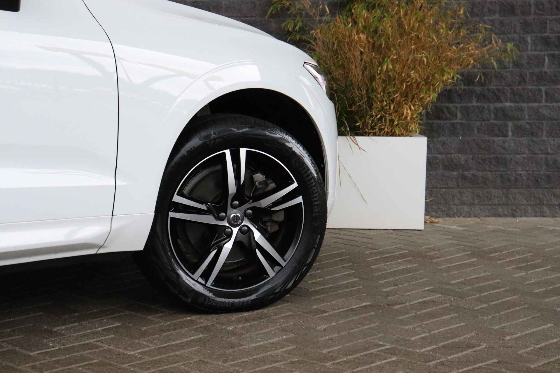 Volvo XC60 T8 AWD Recharge R-Design | Trekhaak | Stoel en Stuurwielverwarming | Schuifdak | Parkeercamera | Parkeersensoren voor+achter | K - 6/62