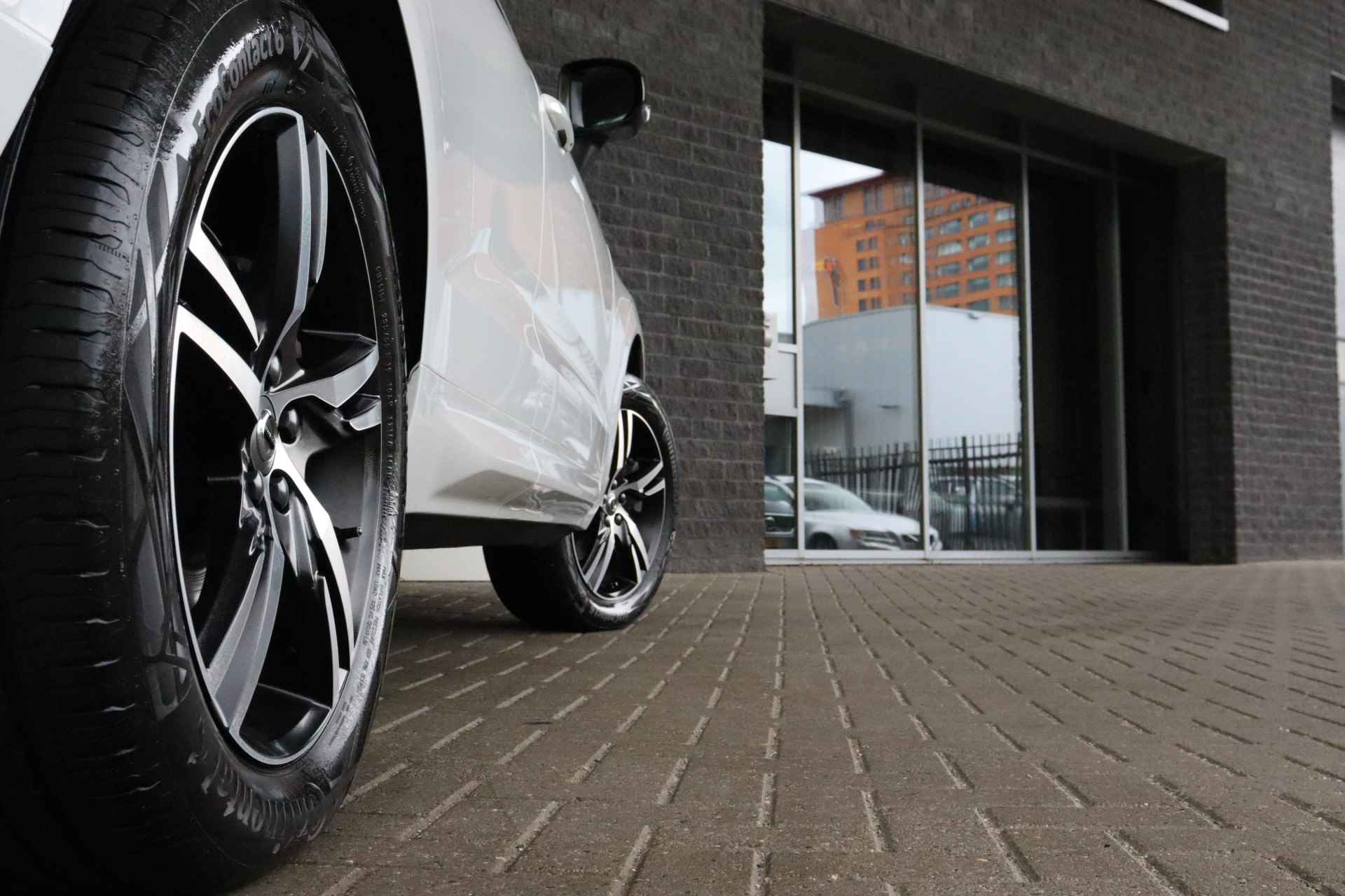 Volvo XC60 T8 AWD Recharge R-Design | Trekhaak | Stoel en Stuurwielverwarming | Schuifdak | Parkeercamera | Parkeersensoren voor+achter | K - 9/62