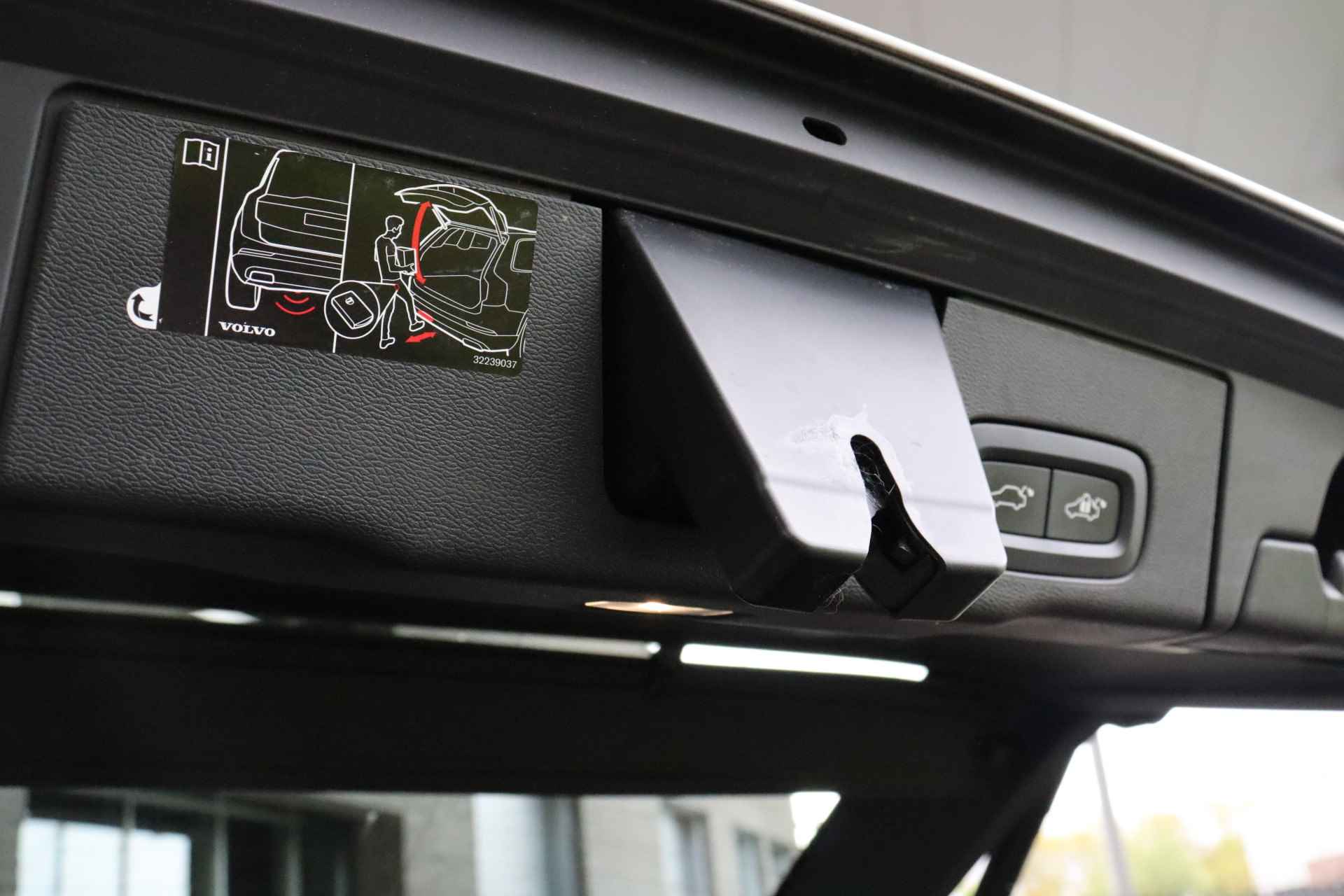 Volvo XC60 T8 AWD Recharge R-Design | Trekhaak | Stoel en Stuurwielverwarming | Schuifdak | Parkeercamera | Parkeersensoren voor+achter | K - 14/62