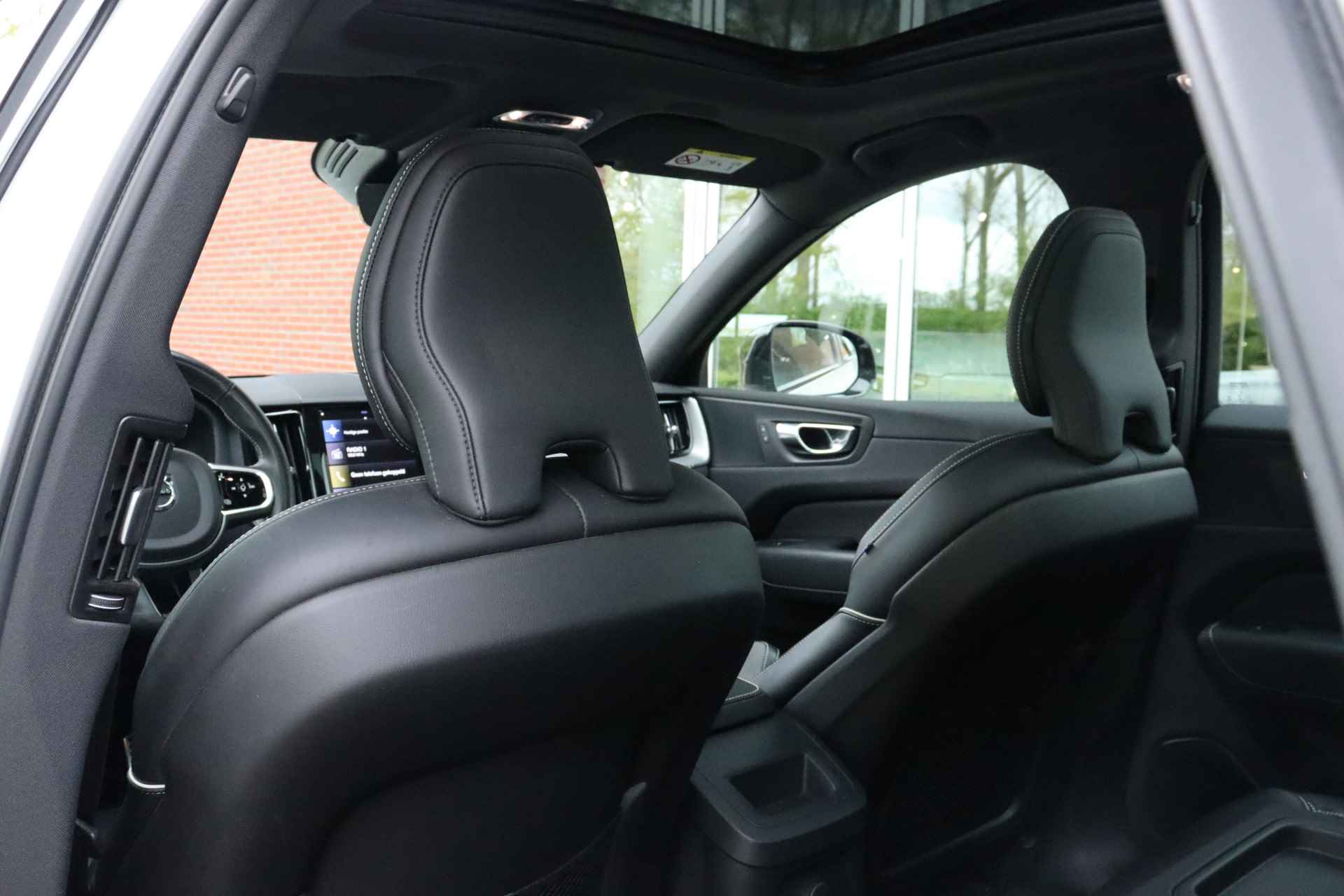 Volvo XC60 T8 AWD Recharge R-Design | Trekhaak | Stoel en Stuurwielverwarming | Schuifdak | Parkeercamera | Parkeersensoren voor+achter | K - 15/62