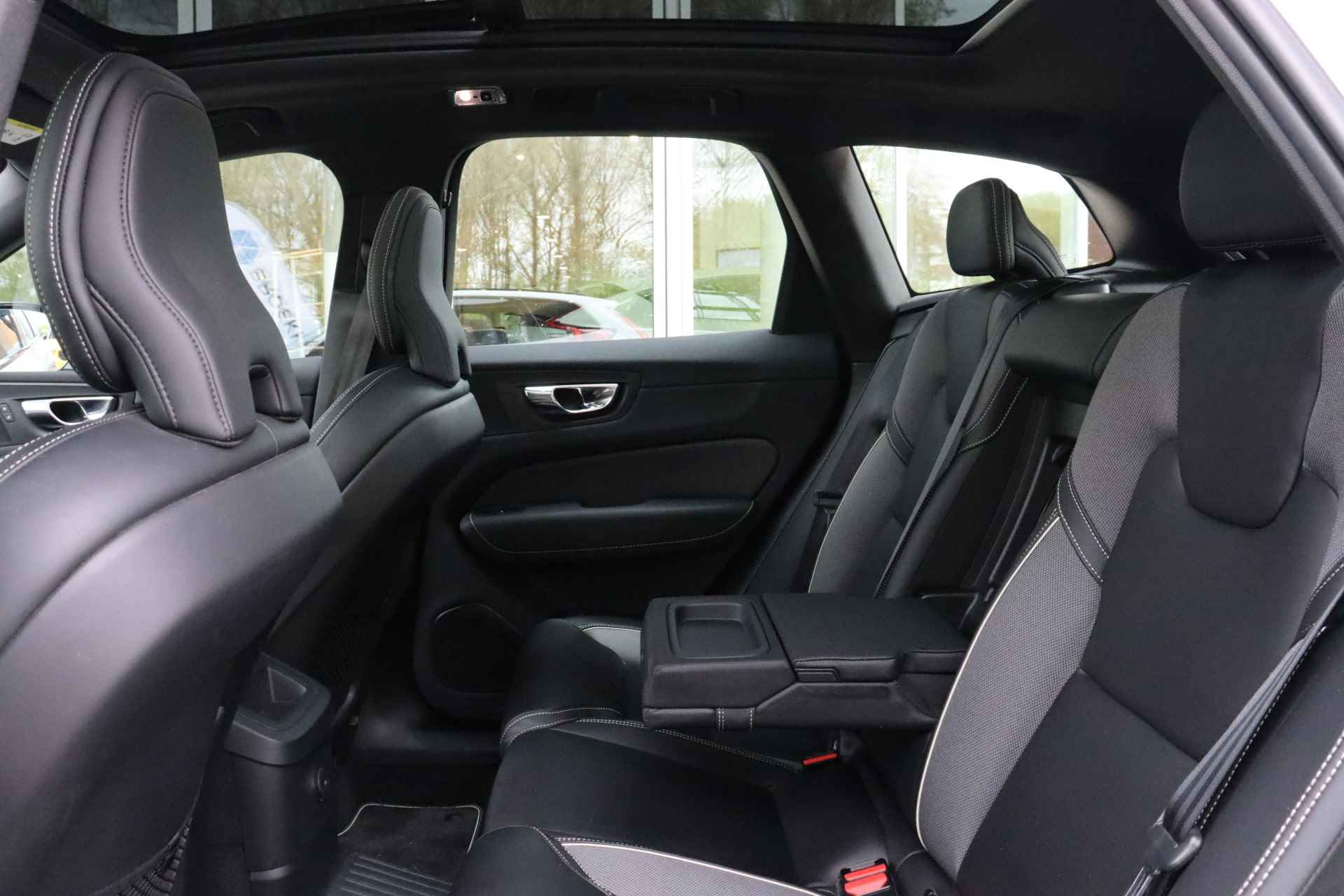 Volvo XC60 T8 AWD Recharge R-Design | Trekhaak | Stoel en Stuurwielverwarming | Schuifdak | Parkeercamera | Parkeersensoren voor+achter | K - 16/62