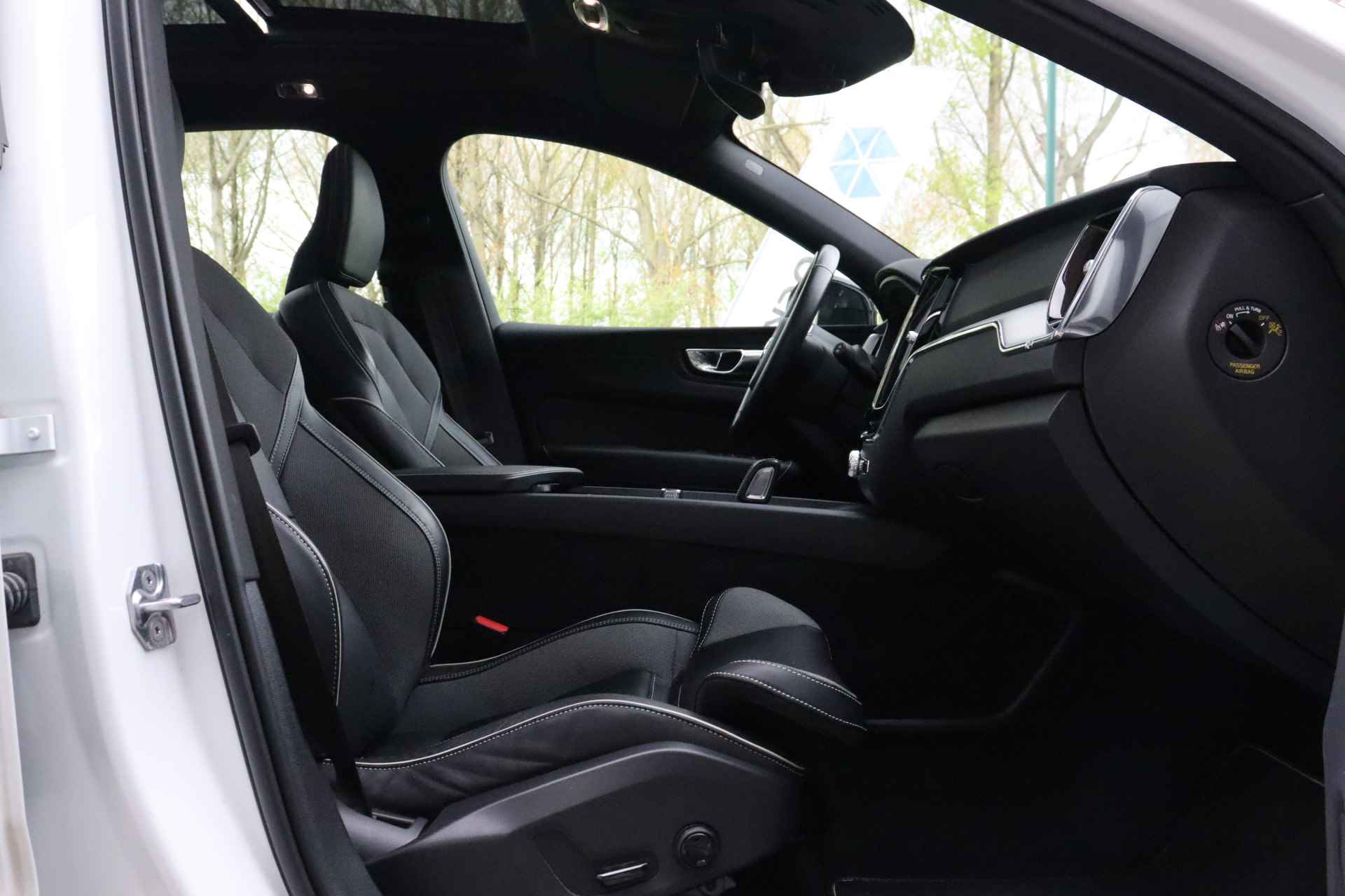 Volvo XC60 T8 AWD Recharge R-Design | Trekhaak | Stoel en Stuurwielverwarming | Schuifdak | Parkeercamera | Parkeersensoren voor+achter | K - 18/62