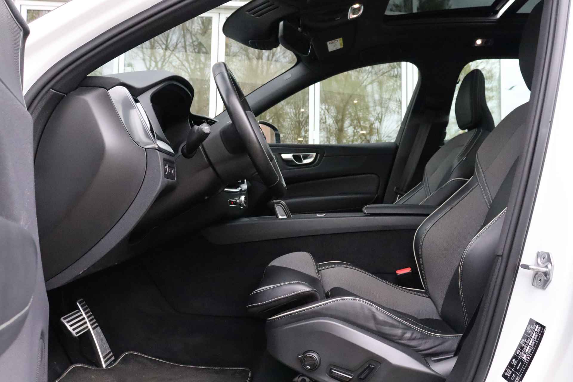 Volvo XC60 T8 AWD Recharge R-Design | Trekhaak | Stoel en Stuurwielverwarming | Schuifdak | Parkeercamera | Parkeersensoren voor+achter | K - 20/62