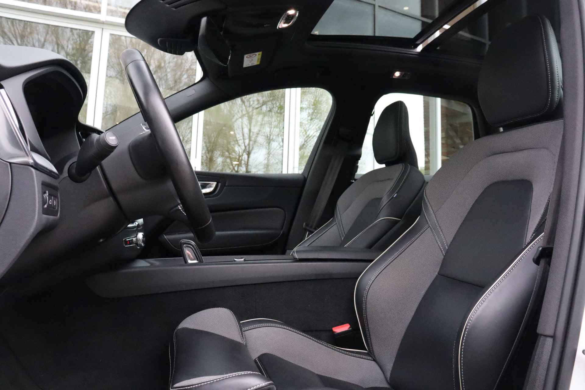 Volvo XC60 T8 AWD Recharge R-Design | Trekhaak | Stoel en Stuurwielverwarming | Schuifdak | Parkeercamera | Parkeersensoren voor+achter | K - 21/62
