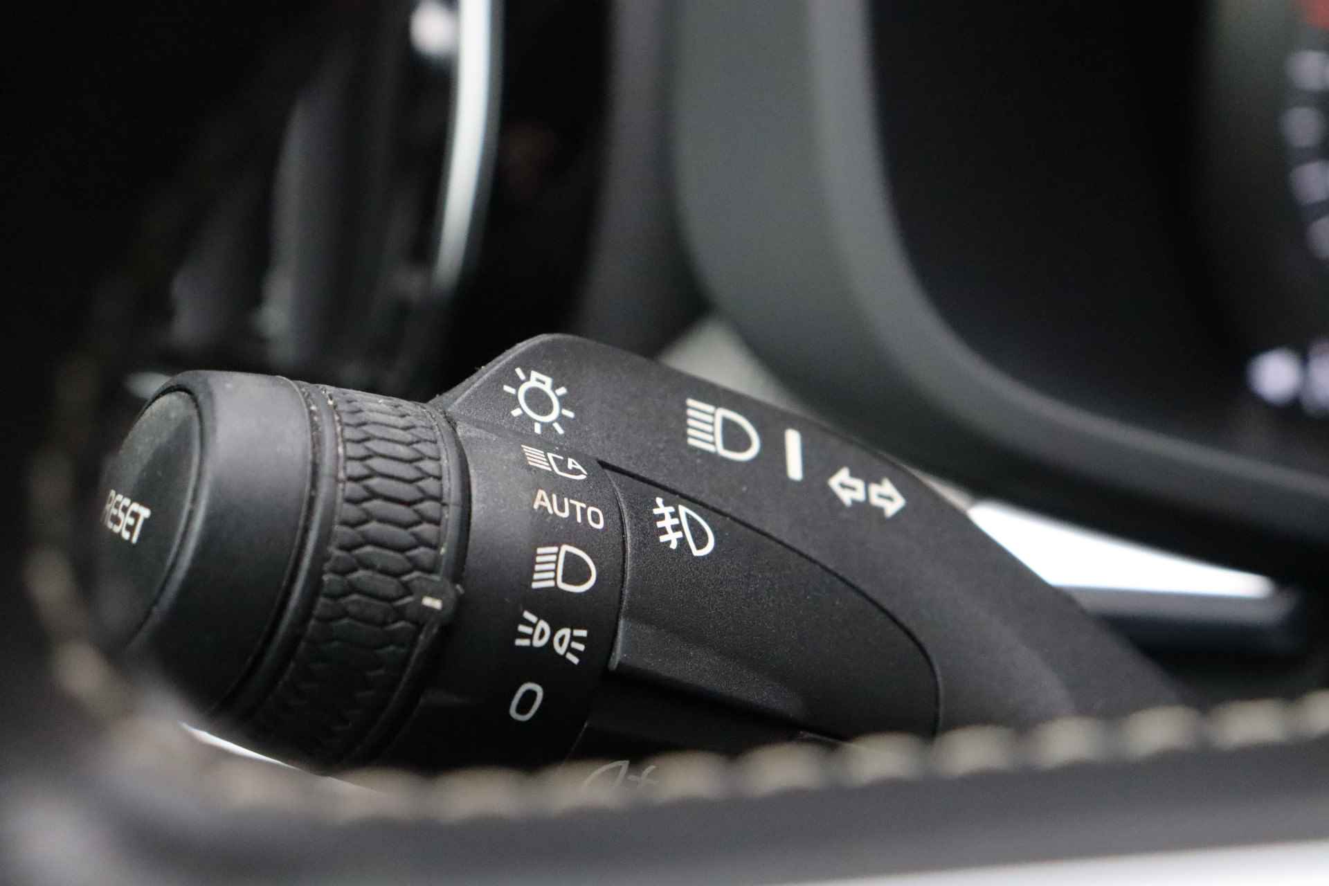 Volvo XC60 T8 AWD Recharge R-Design | Trekhaak | Stoel en Stuurwielverwarming | Schuifdak | Parkeercamera | Parkeersensoren voor+achter | K - 27/62