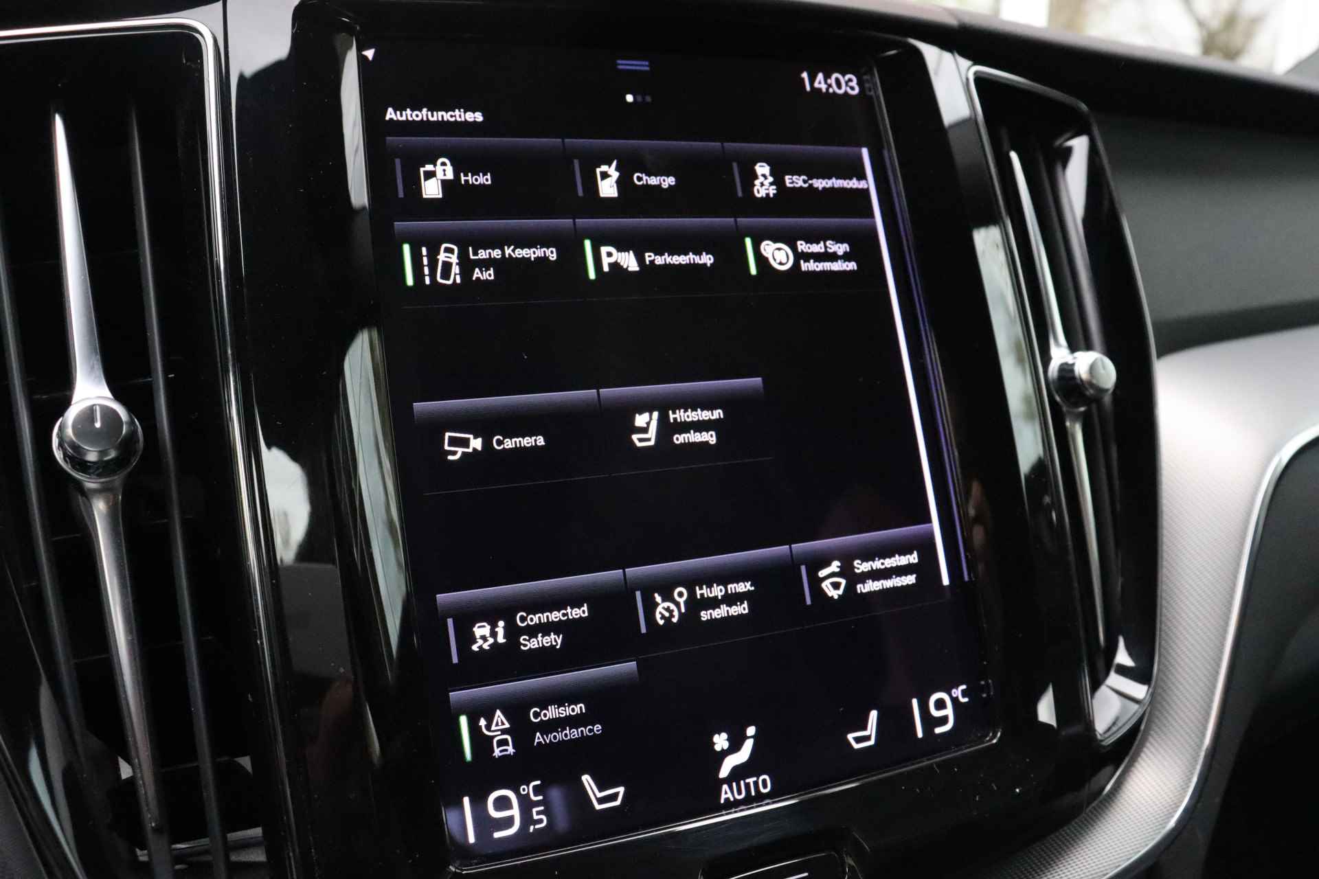 Volvo XC60 T8 AWD Recharge R-Design | Trekhaak | Stoel en Stuurwielverwarming | Schuifdak | Parkeercamera | Parkeersensoren voor+achter | K - 30/62