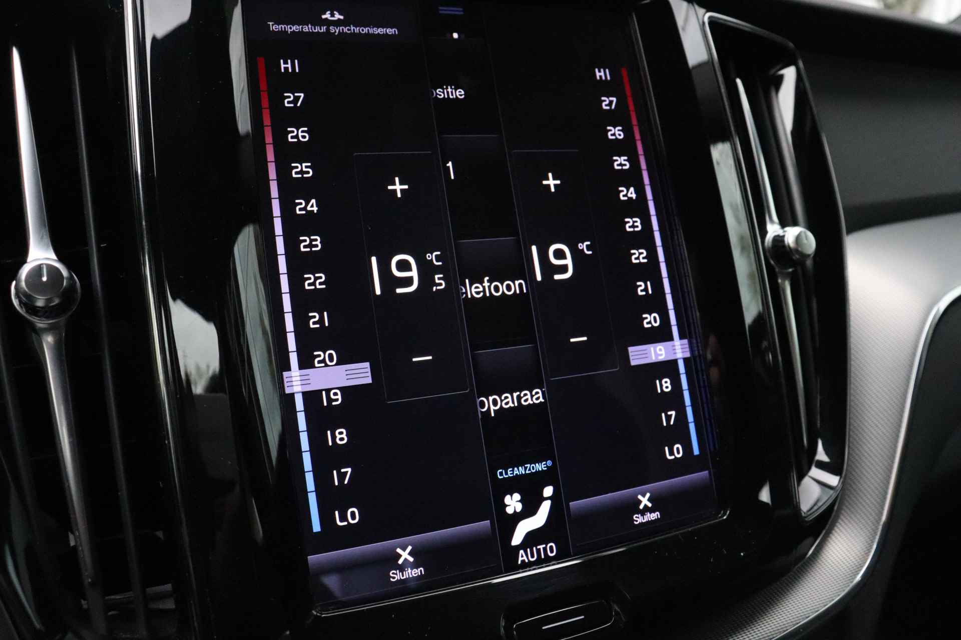Volvo XC60 T8 AWD Recharge R-Design | Trekhaak | Stoel en Stuurwielverwarming | Schuifdak | Parkeercamera | Parkeersensoren voor+achter | K - 35/62