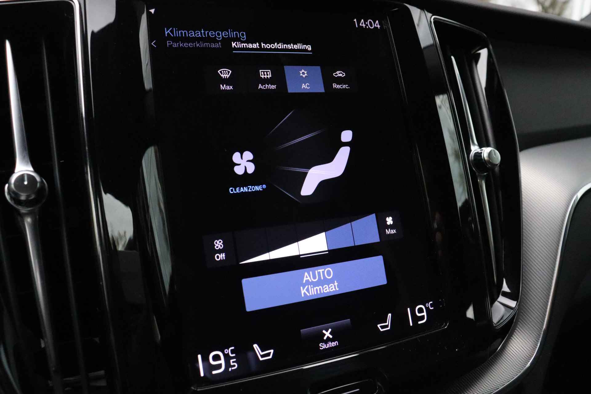 Volvo XC60 T8 AWD Recharge R-Design | Trekhaak | Stoel en Stuurwielverwarming | Schuifdak | Parkeercamera | Parkeersensoren voor+achter | K - 36/62