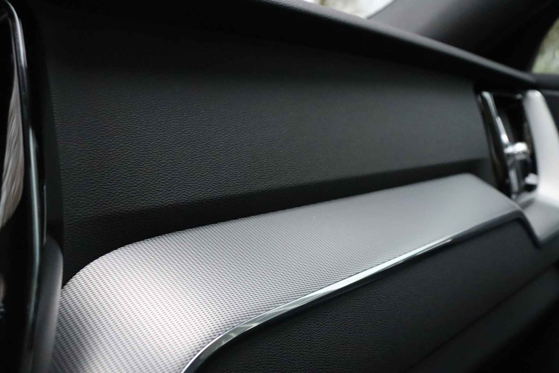 Volvo XC60 T8 AWD Recharge R-Design | Trekhaak | Stoel en Stuurwielverwarming | Schuifdak | Parkeercamera | Parkeersensoren voor+achter | K - 40/62