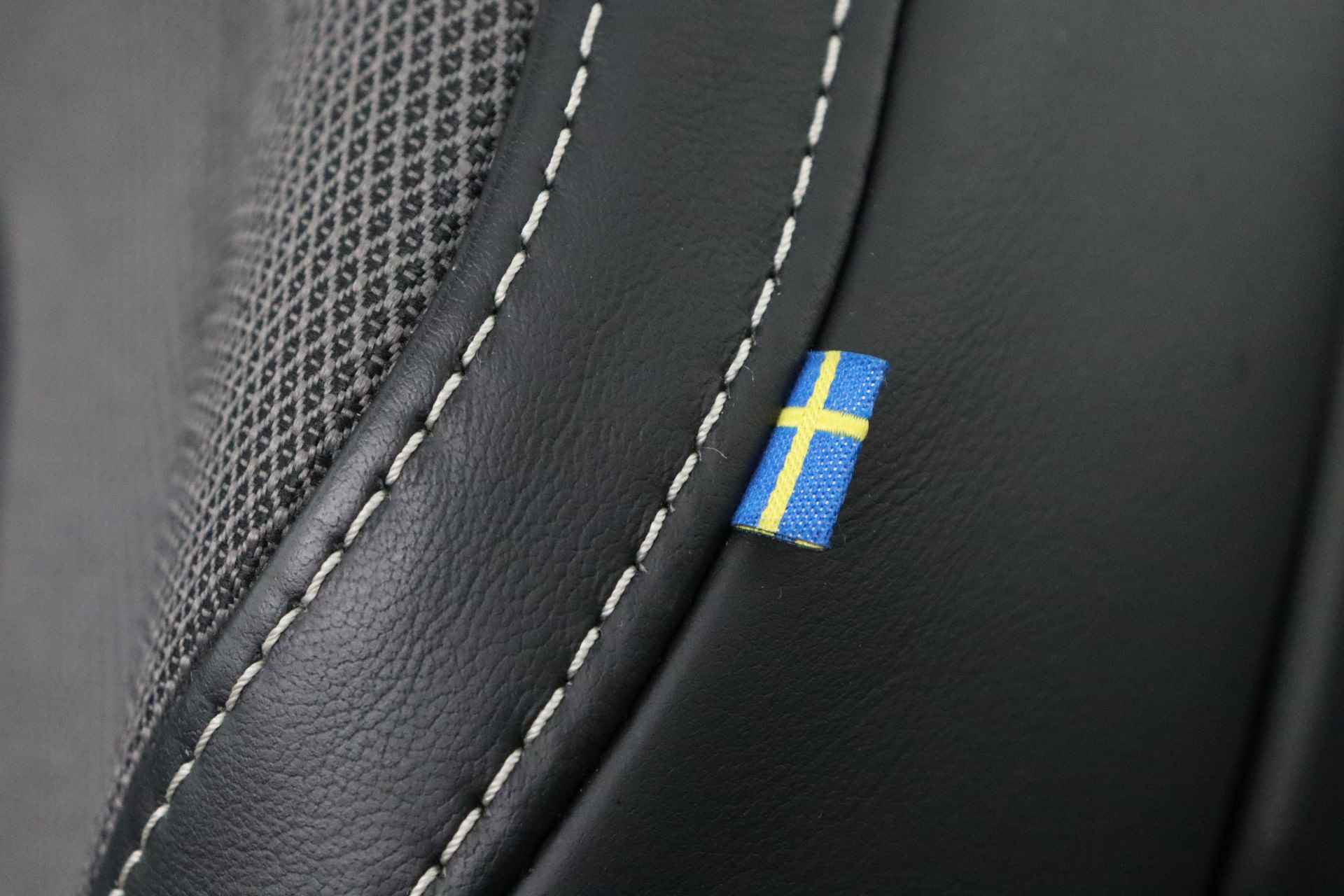 Volvo XC60 T8 AWD Recharge R-Design | Trekhaak | Stoel en Stuurwielverwarming | Schuifdak | Parkeercamera | Parkeersensoren voor+achter | K - 45/62