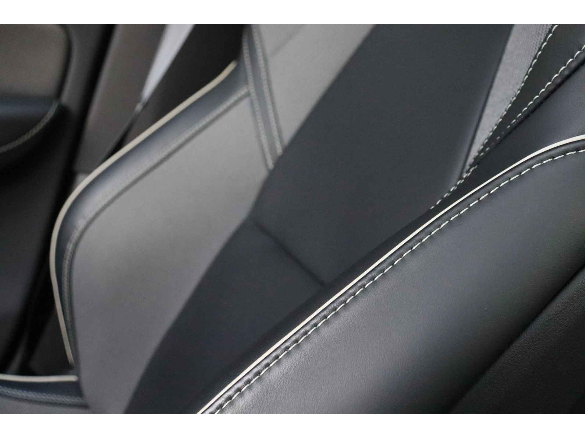 Volvo XC60 T8 AWD Recharge R-Design | Trekhaak | Stoel en Stuurwielverwarming | Schuifdak | Parkeercamera | Parkeersensoren voor+achter | K - 48/62