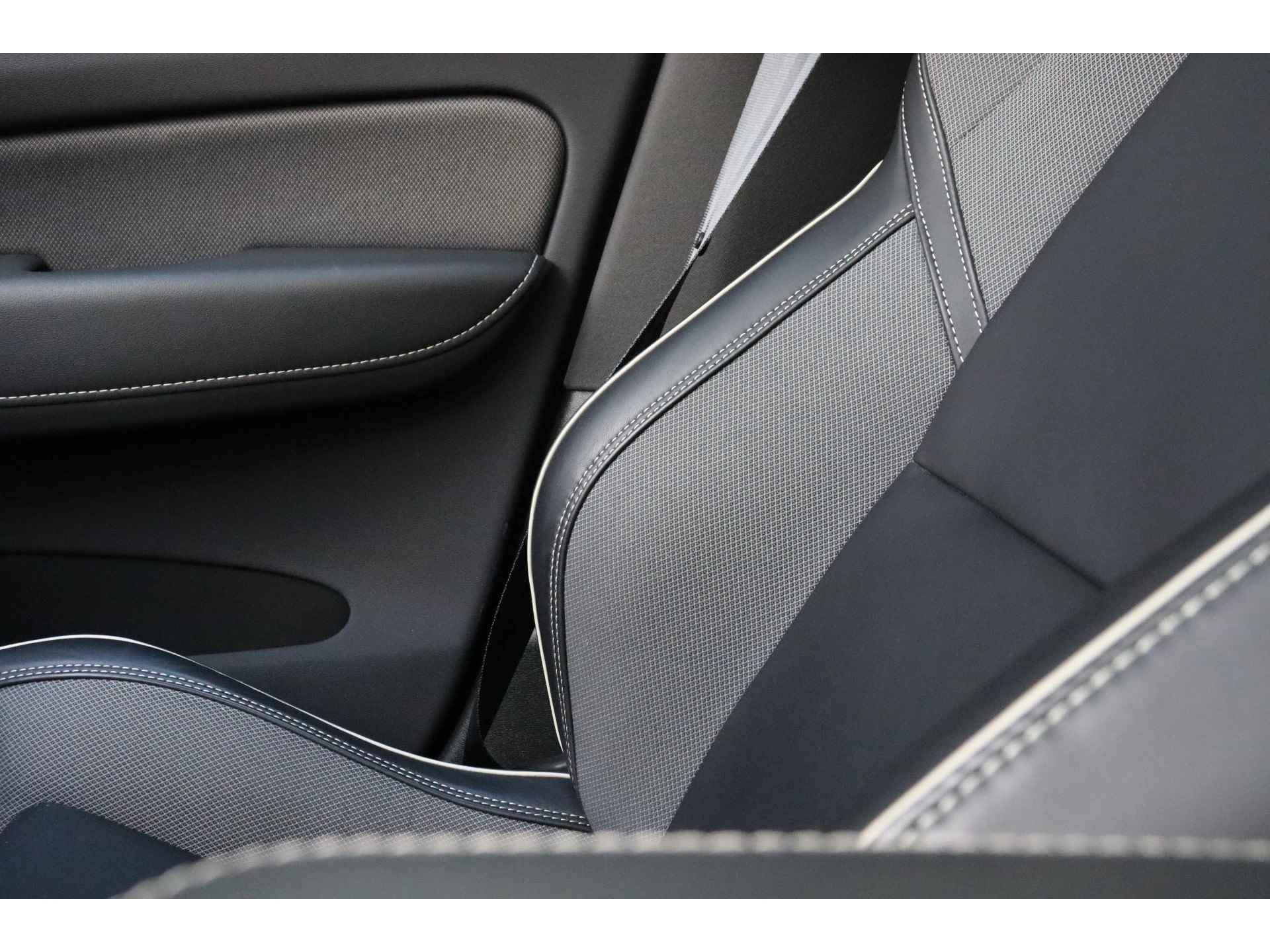 Volvo XC60 T8 AWD Recharge R-Design | Trekhaak | Stoel en Stuurwielverwarming | Schuifdak | Parkeercamera | Parkeersensoren voor+achter | K - 49/62