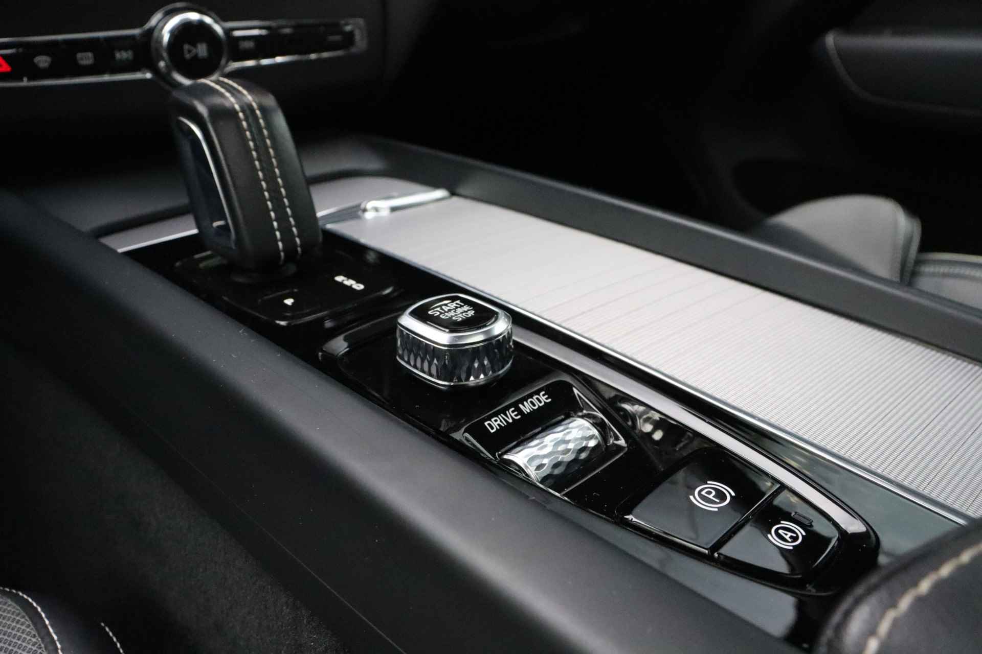 Volvo XC60 T8 AWD Recharge R-Design | Trekhaak | Stoel en Stuurwielverwarming | Schuifdak | Parkeercamera | Parkeersensoren voor+achter | K - 50/62