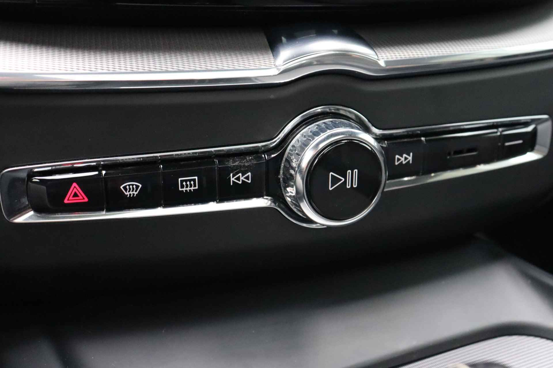 Volvo XC60 T8 AWD Recharge R-Design | Trekhaak | Stoel en Stuurwielverwarming | Schuifdak | Parkeercamera | Parkeersensoren voor+achter | K - 52/62