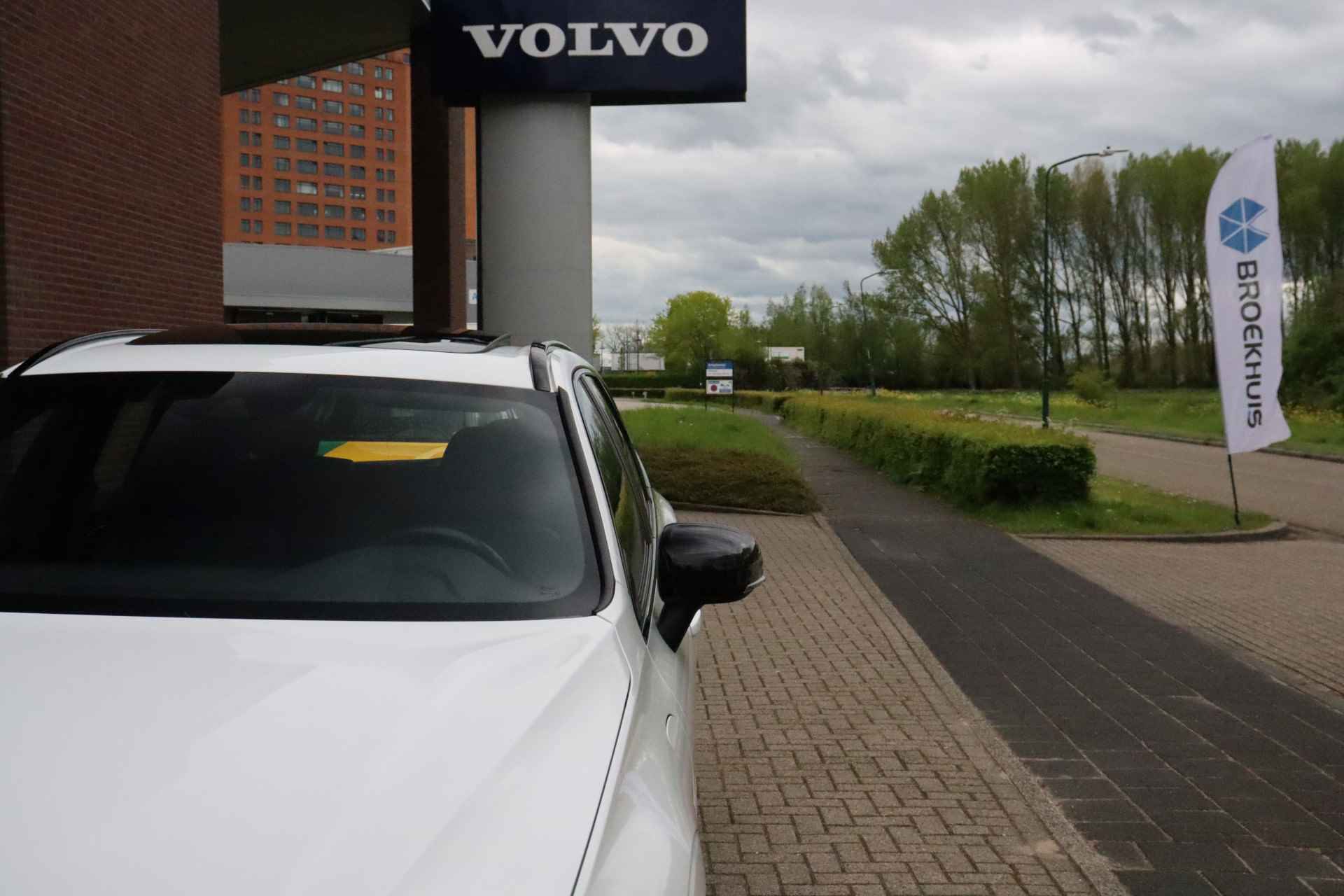 Volvo XC60 T8 AWD Recharge R-Design | Trekhaak | Stoel en Stuurwielverwarming | Schuifdak | Parkeercamera | Parkeersensoren voor+achter | K - 54/62