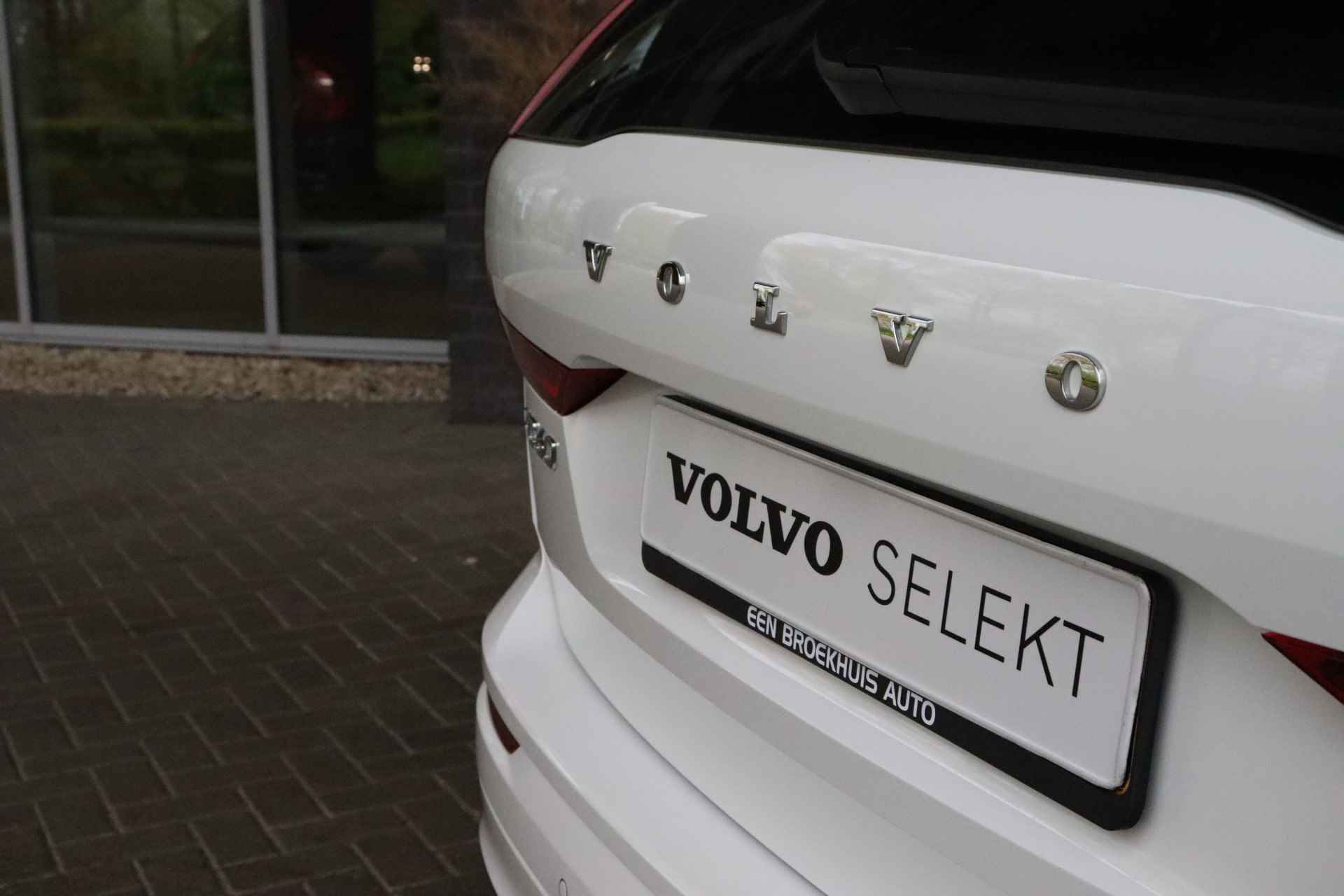 Volvo XC60 T8 AWD Recharge R-Design | Trekhaak | Stoel en Stuurwielverwarming | Schuifdak | Parkeercamera | Parkeersensoren voor+achter | K - 56/62