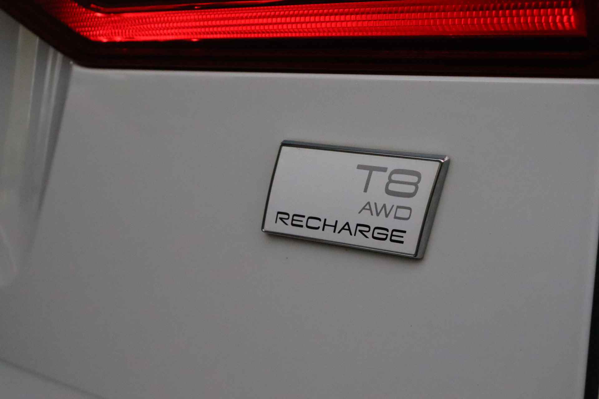 Volvo XC60 T8 AWD Recharge R-Design | Trekhaak | Stoel en Stuurwielverwarming | Schuifdak | Parkeercamera | Parkeersensoren voor+achter | K - 57/62