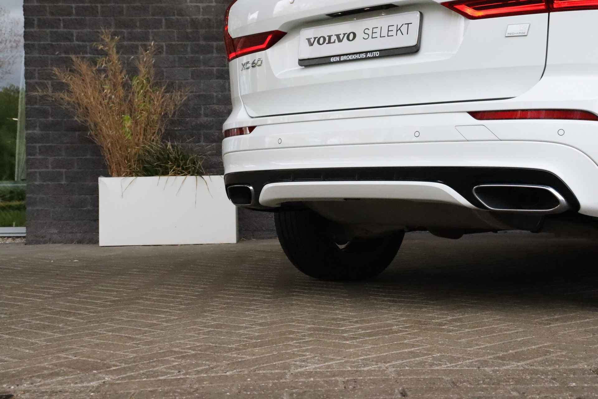 Volvo XC60 T8 AWD Recharge R-Design | Trekhaak | Stoel en Stuurwielverwarming | Schuifdak | Parkeercamera | Parkeersensoren voor+achter | K - 58/62