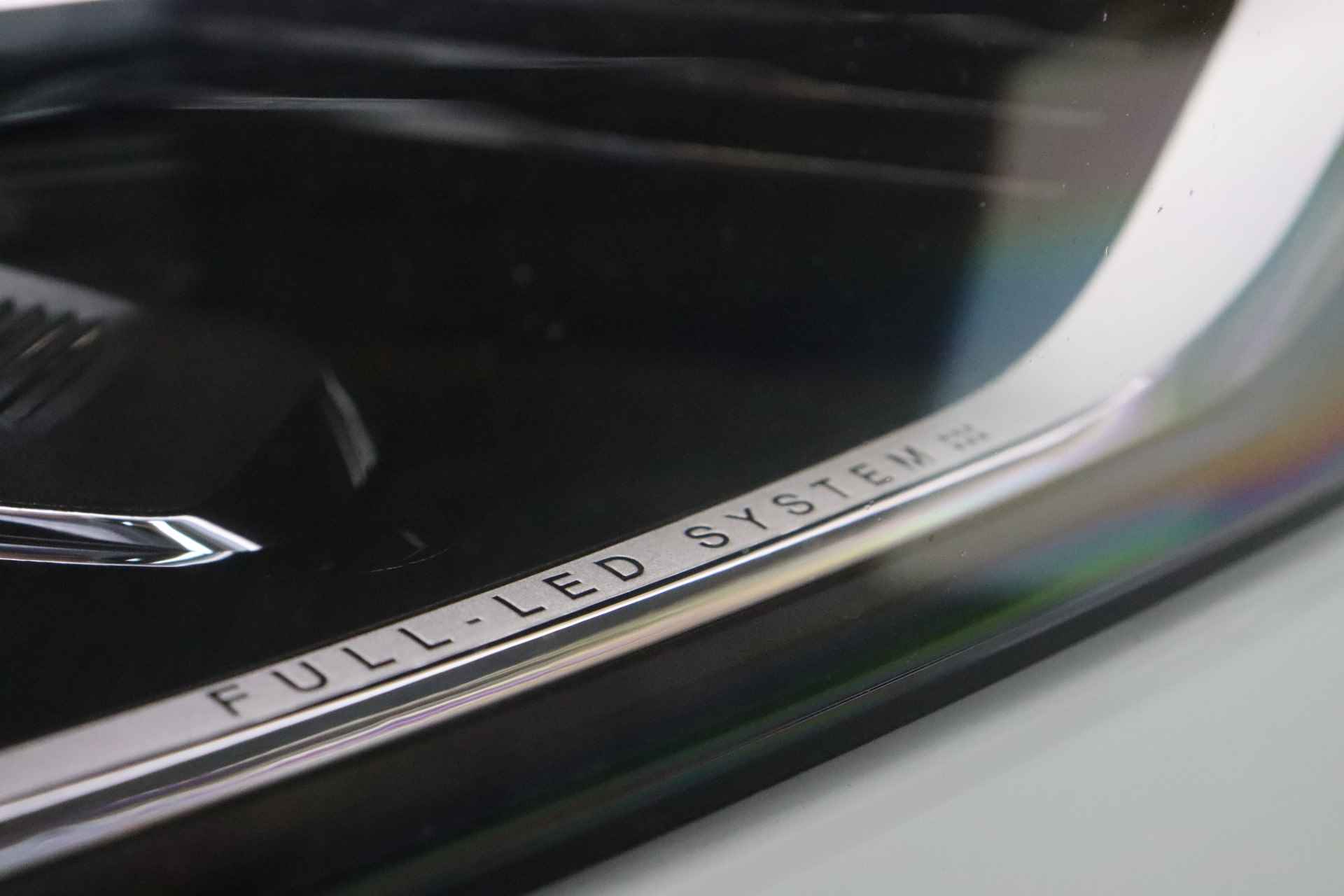 Volvo XC60 T8 AWD Recharge R-Design | Trekhaak | Stoel en Stuurwielverwarming | Schuifdak | Parkeercamera | Parkeersensoren voor+achter | K - 60/62