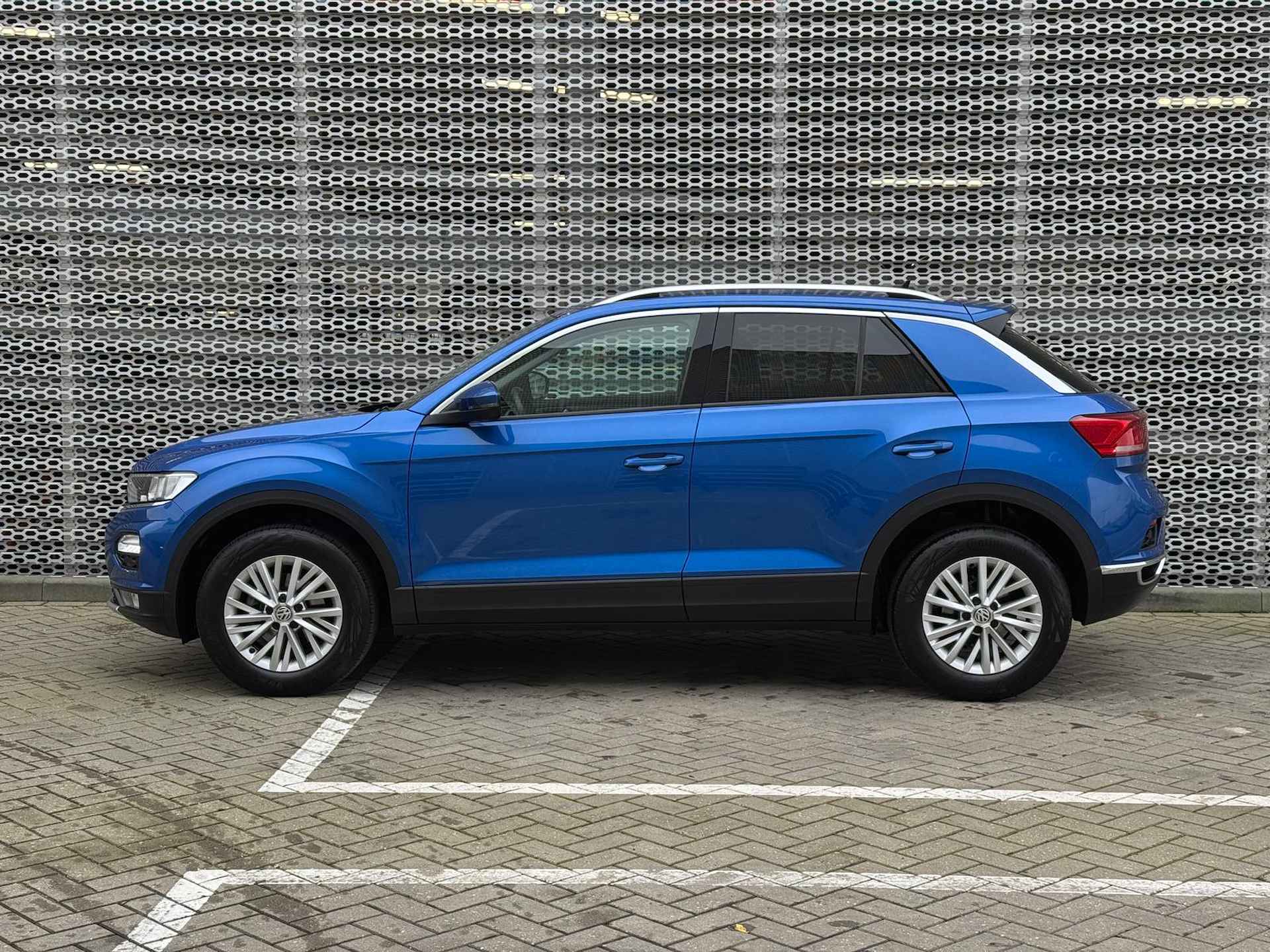 Volkswagen T-Roc 1.0 TSI Style / 16" LMV / Parkeersensoren V+A / Alarmsysteem / P4 - 5/30