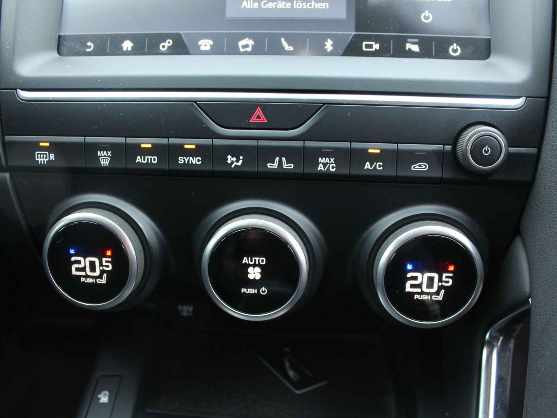 Jaguar  E-Pace D180 AWD 180 PK Automaat R Dynamic-S 20"inch, Meridian Prof Sound System, Apple Carplay, Cruise Control, Climate Control, Xenon, Stoelverwarming (MET GARANTIE*) - 20/25
