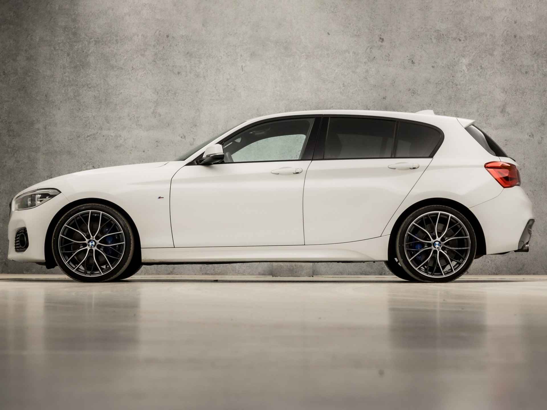 BMW 1-serie 118i M Sport High Executive Automaat (GROOT NAVI, M PAKKET, HARMAN/KARDON, ALCANTARA SPORTSTOELEN, GETINT GLAS, PARKEERSENSOREN, NIEUWSTAAT) - 2/35