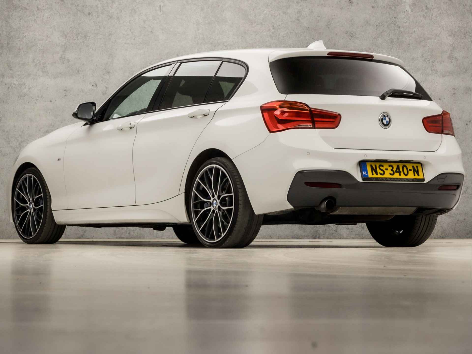 BMW 1-serie 118i M Sport High Executive Automaat (GROOT NAVI, M PAKKET, HARMAN/KARDON, ALCANTARA SPORTSTOELEN, GETINT GLAS, PARKEERSENSOREN, NIEUWSTAAT) - 3/35