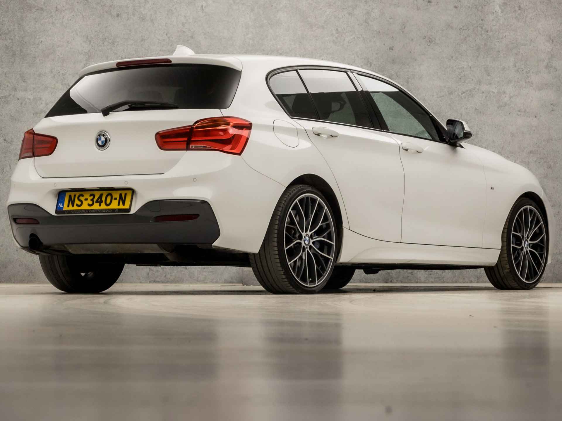 BMW 1-serie 118i M Sport High Executive Automaat (GROOT NAVI, M PAKKET, HARMAN/KARDON, ALCANTARA SPORTSTOELEN, GETINT GLAS, PARKEERSENSOREN, NIEUWSTAAT) - 5/35