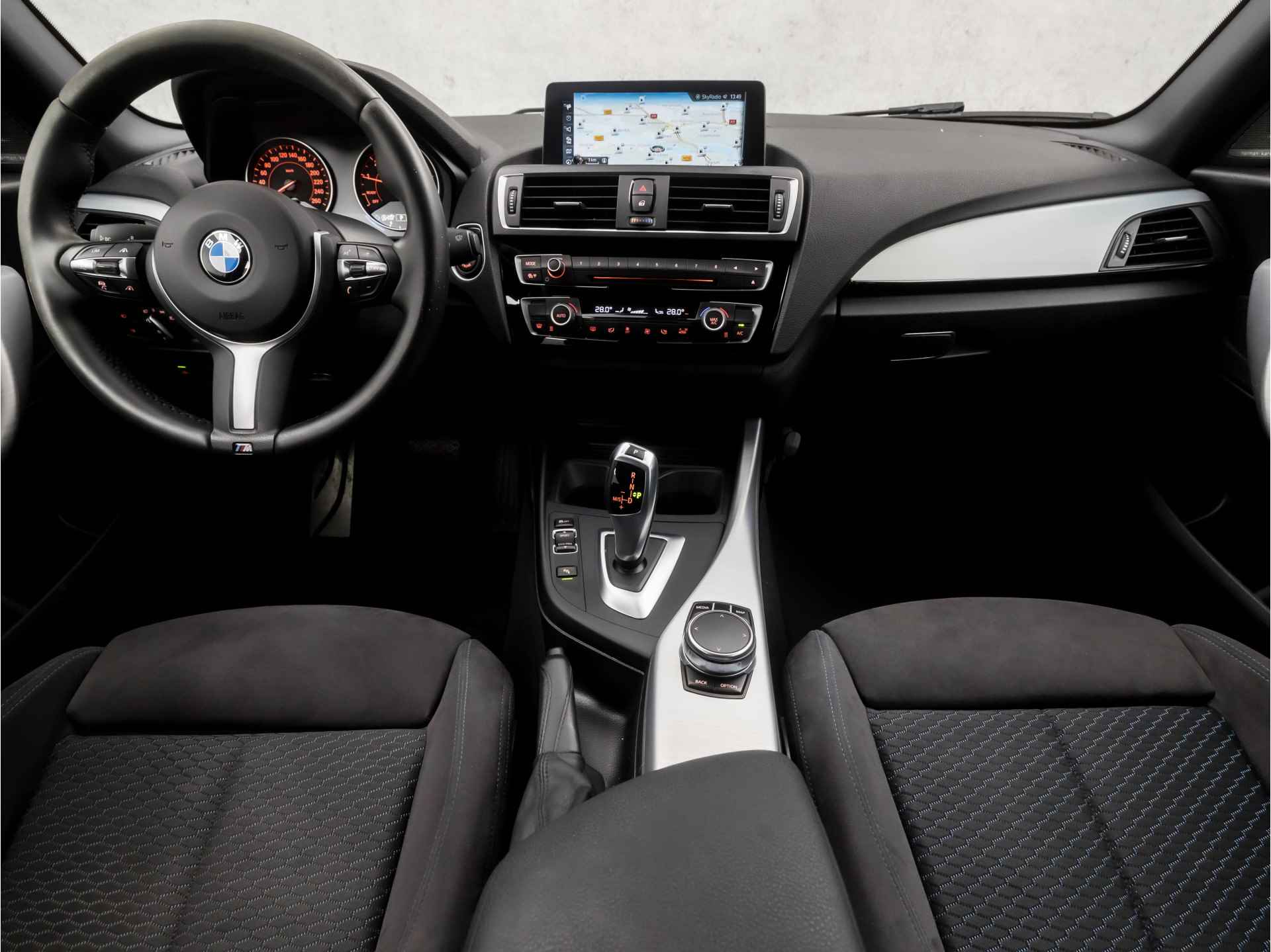 BMW 1-serie 118i M Sport High Executive Automaat (GROOT NAVI, M PAKKET, HARMAN/KARDON, ALCANTARA SPORTSTOELEN, GETINT GLAS, PARKEERSENSOREN, NIEUWSTAAT) - 6/35