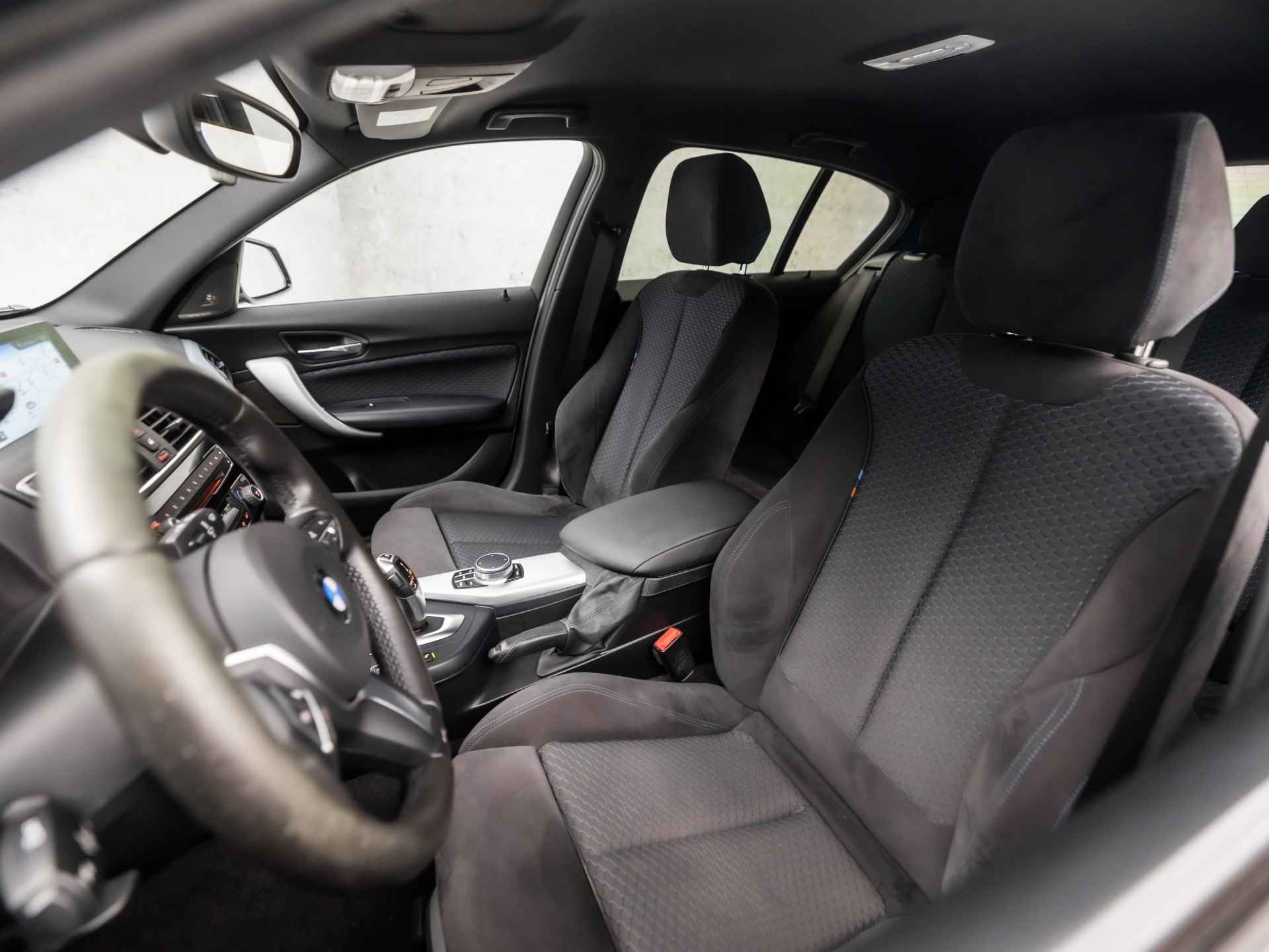 BMW 1-serie 118i M Sport High Executive Automaat (GROOT NAVI, M PAKKET, HARMAN/KARDON, ALCANTARA SPORTSTOELEN, GETINT GLAS, PARKEERSENSOREN, NIEUWSTAAT) - 13/35