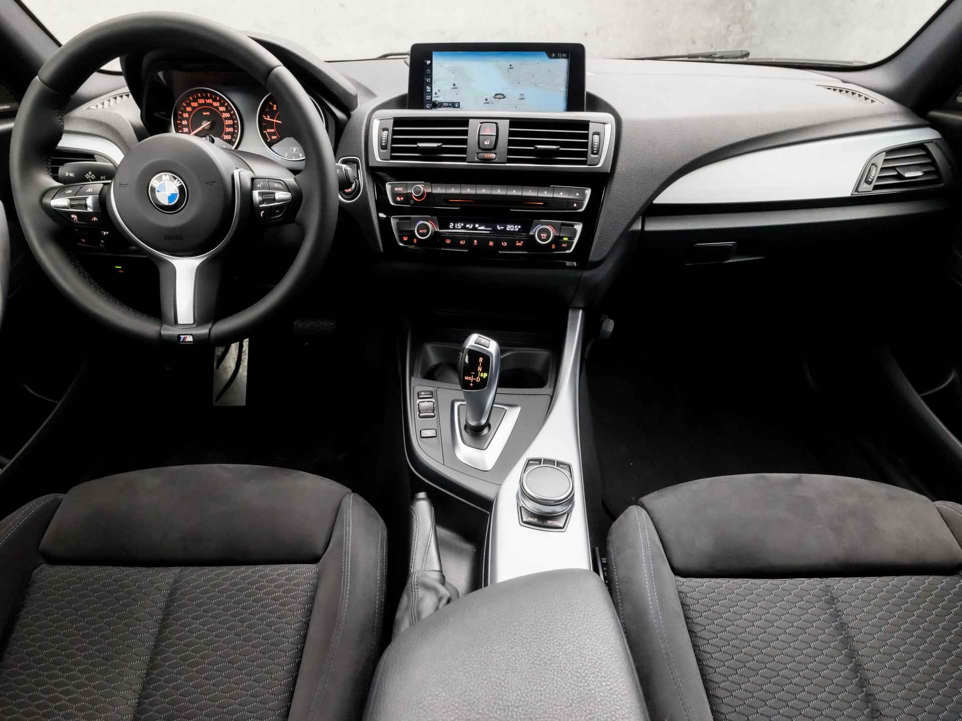 BMW 1-serie 118i M Sport High Executive Automaat (GROOT NAVI, M PAKKET, HARMAN/KARDON, ALCANTARA SPORTSTOELEN, ADAPTIVE CRUISE, GETINT GLAS, PARKEERSENSOREN, NIEUWSTAAT) - 6/35