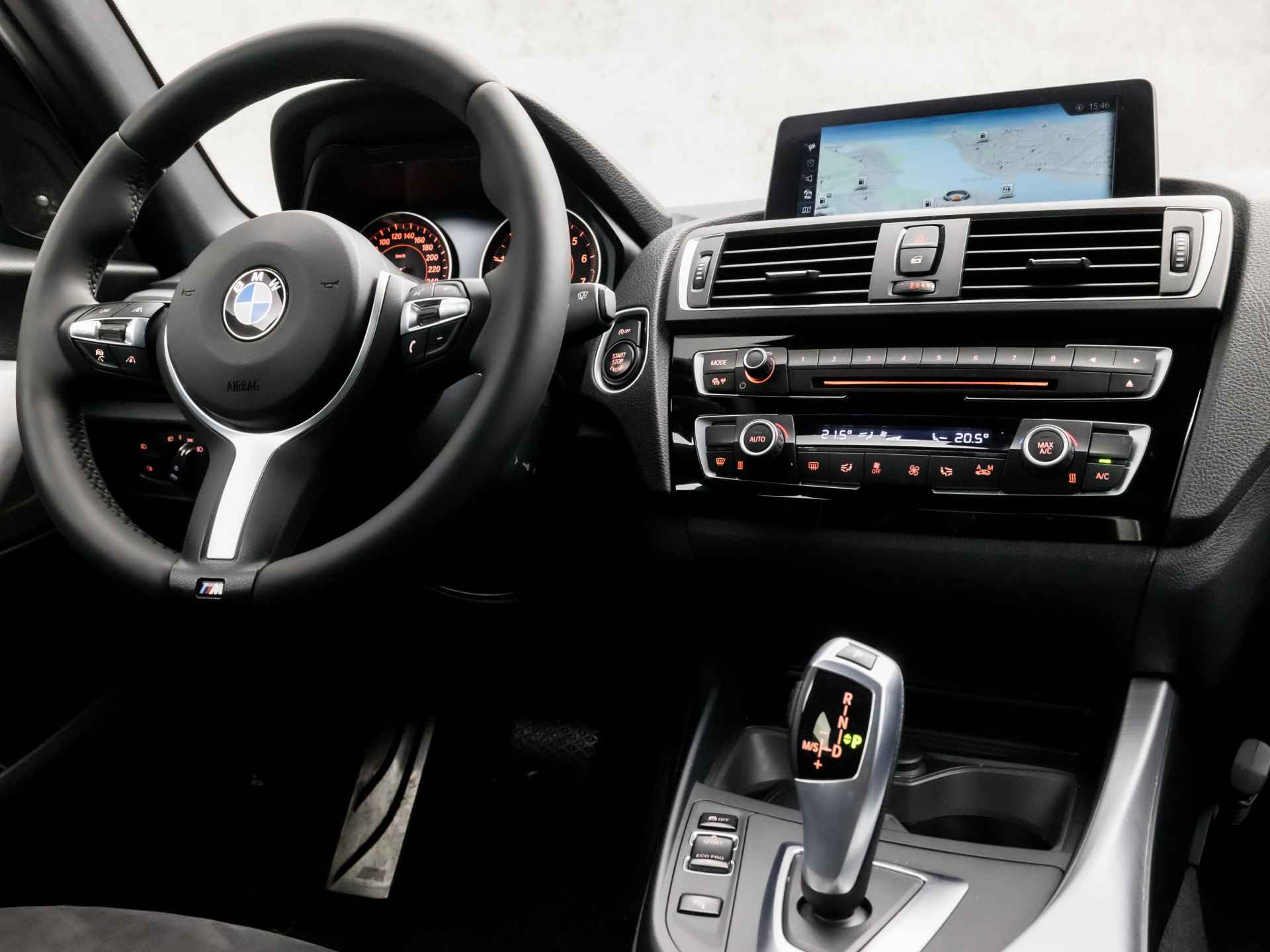 BMW 1-serie 118i M Sport High Executive Automaat (GROOT NAVI, M PAKKET, HARMAN/KARDON, ALCANTARA SPORTSTOELEN, ADAPTIVE CRUISE, GETINT GLAS, PARKEERSENSOREN, NIEUWSTAAT) - 7/35