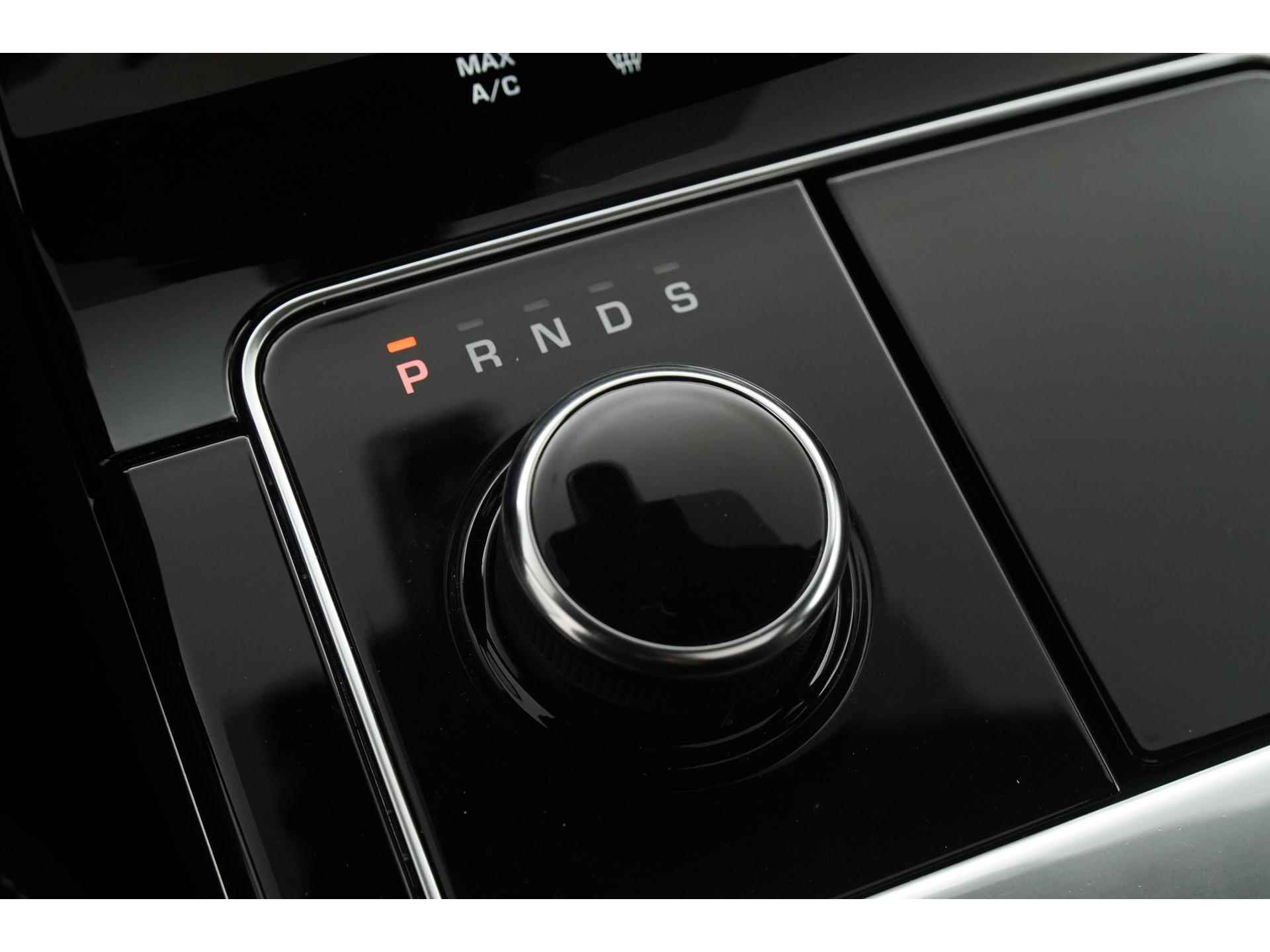 Land Rover Range Rover Velar P300 AWD R-Dynamic SE | Luchtvering | Panoramadak | 22" | HUD | Leder Zondag Open! - 12/48