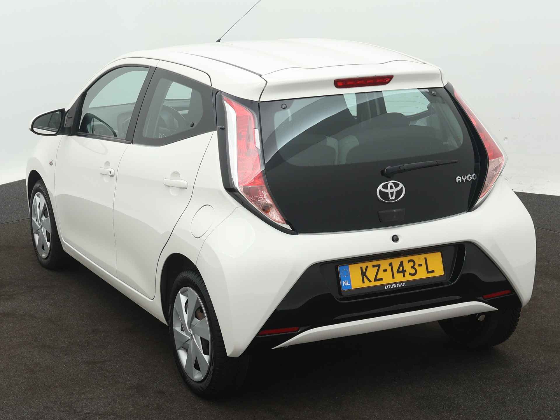 Toyota Aygo 1.0 VVT-i x-play | Camera | Airco | Bluetooth | - 17/41