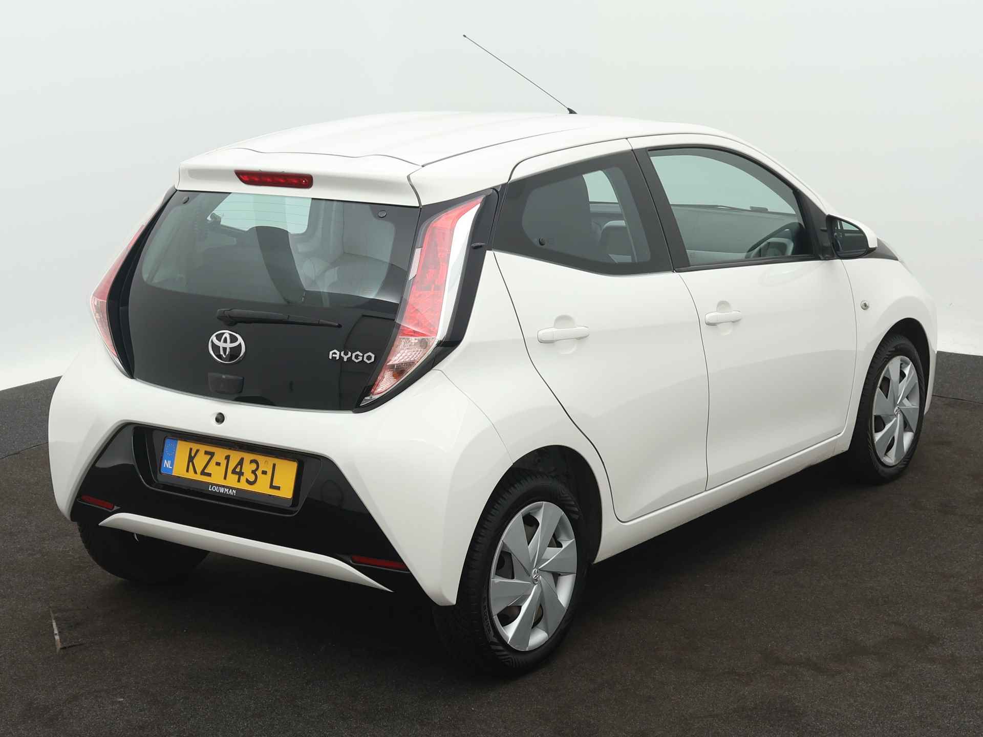 Toyota Aygo 1.0 VVT-i x-play | Camera | Airco | Bluetooth | - 18/41