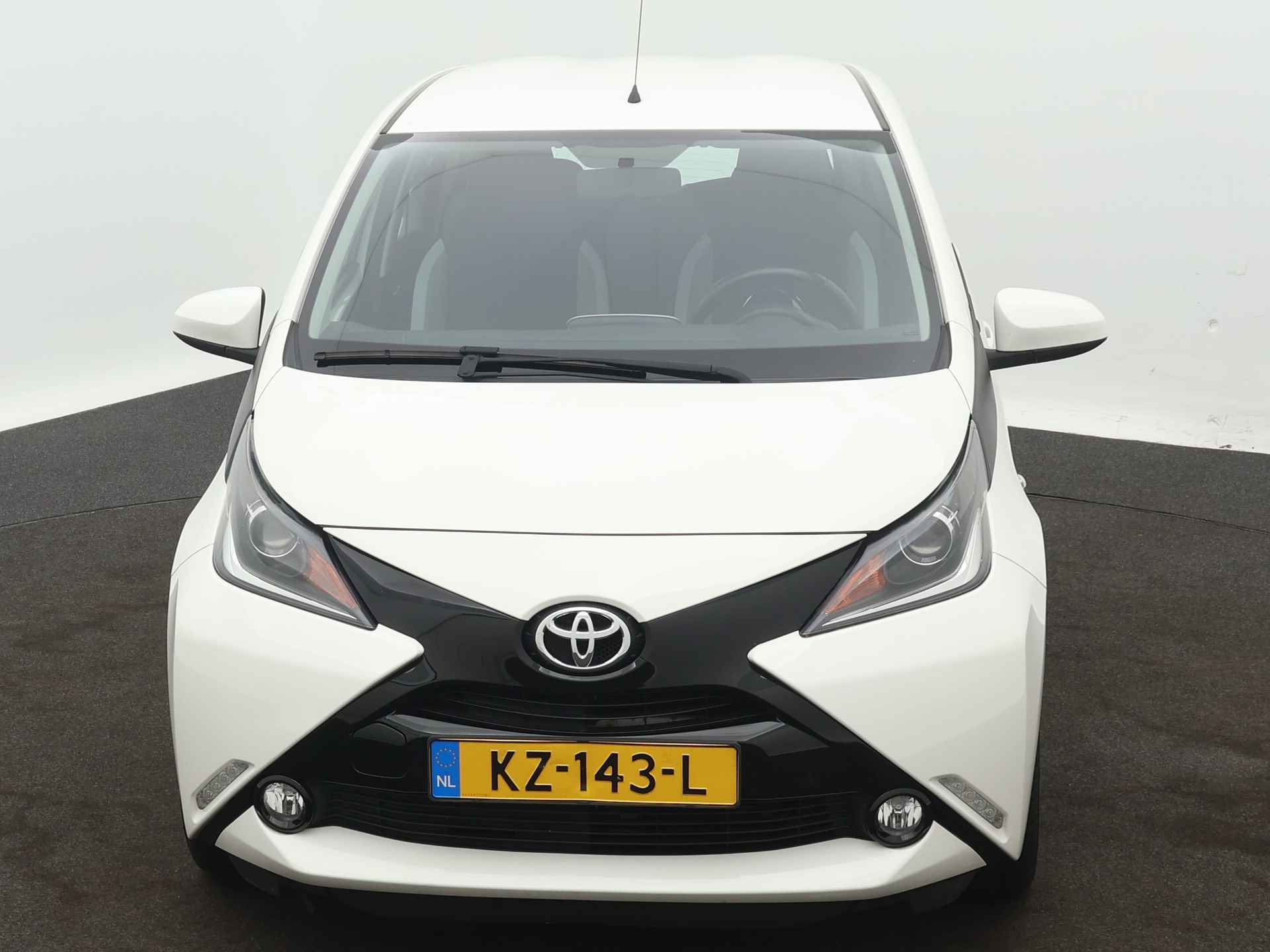 Toyota Aygo 1.0 VVT-i x-play | Camera | Airco | Bluetooth | - 28/41